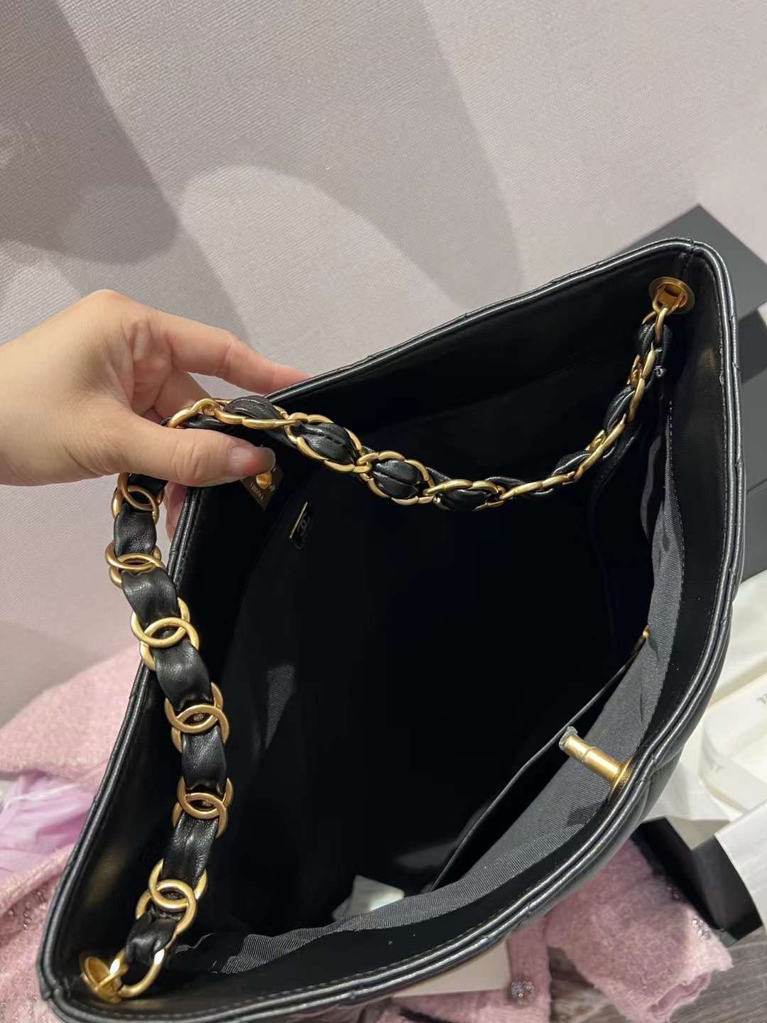 [TOP] CHANEL Lightweight And Casual Large Bag 39cm - Black&GHW