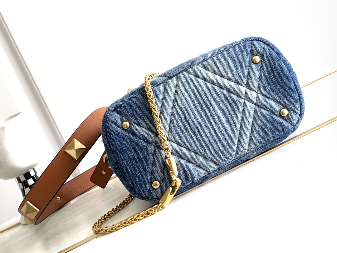 [TOP] VALENTINO Garavani Romanstud Bag with Handle 21x17x14cm - Denim