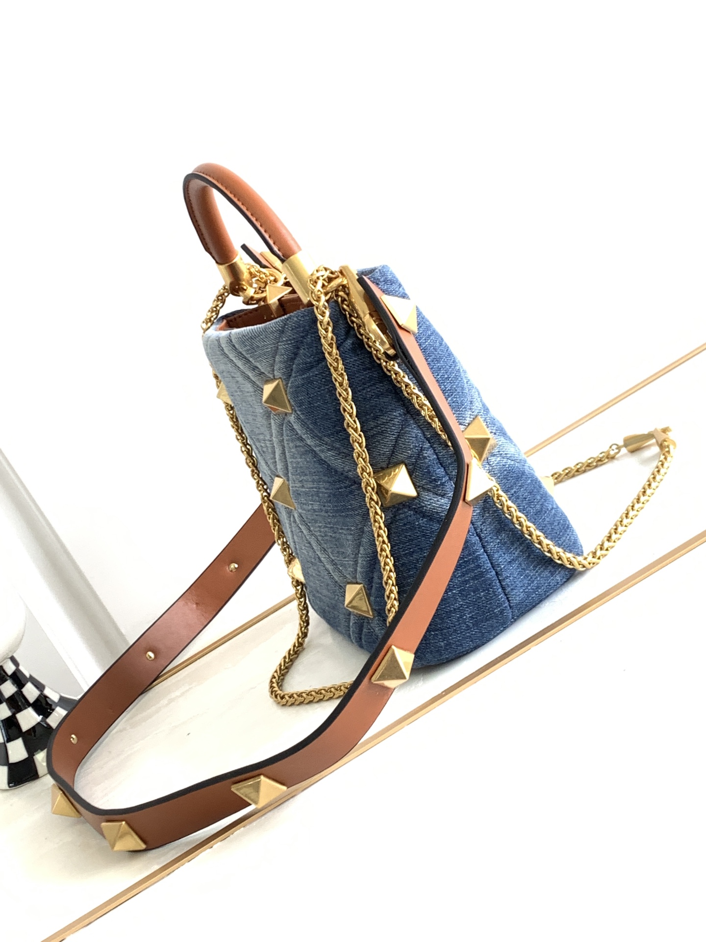 [TOP] VALENTINO Garavani Romanstud Bag with Handle 21x17x14cm - Denim