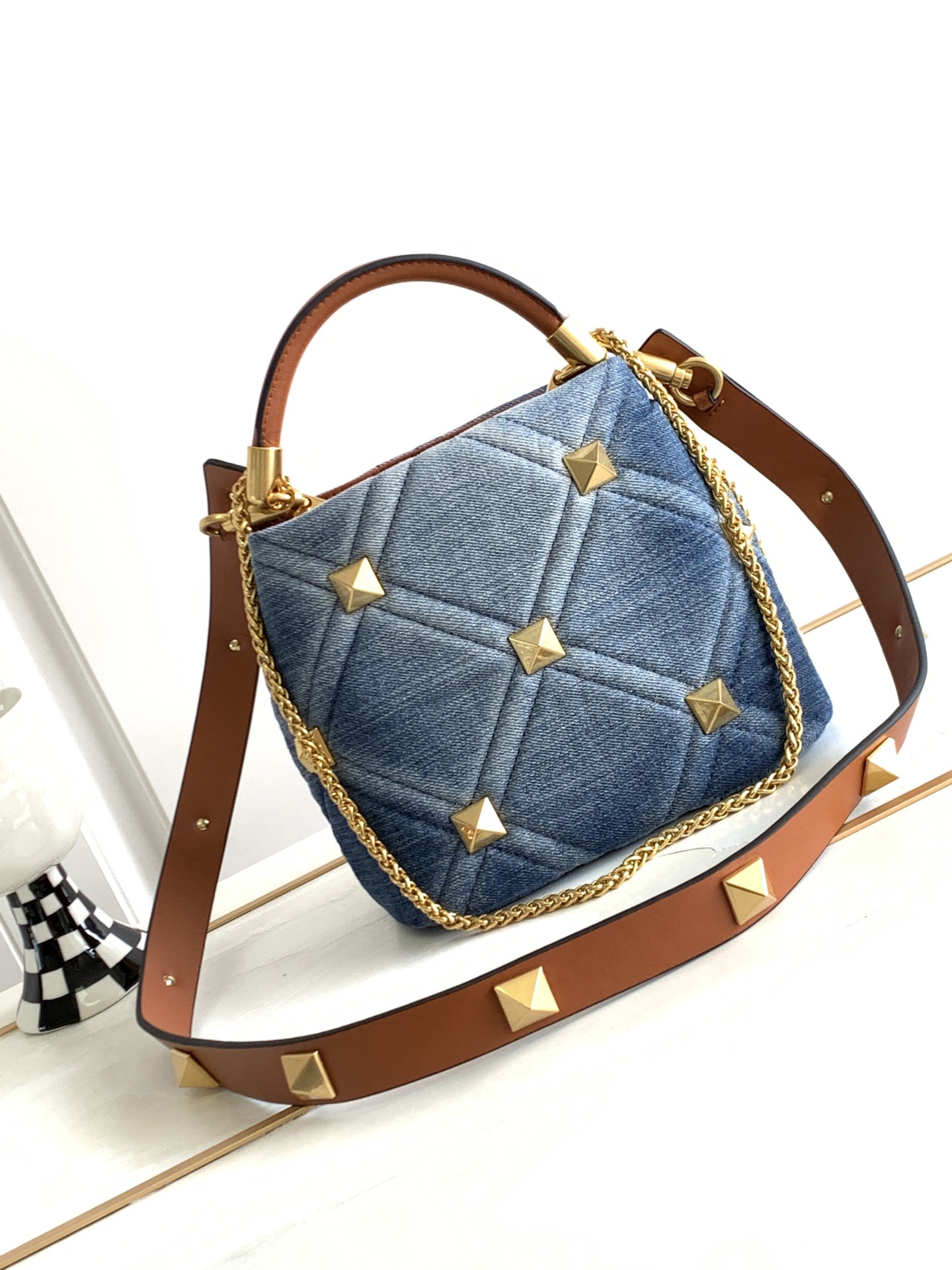 [TOP] VALENTINO Garavani Romanstud Bag with Handle 21x17x14cm - Denim