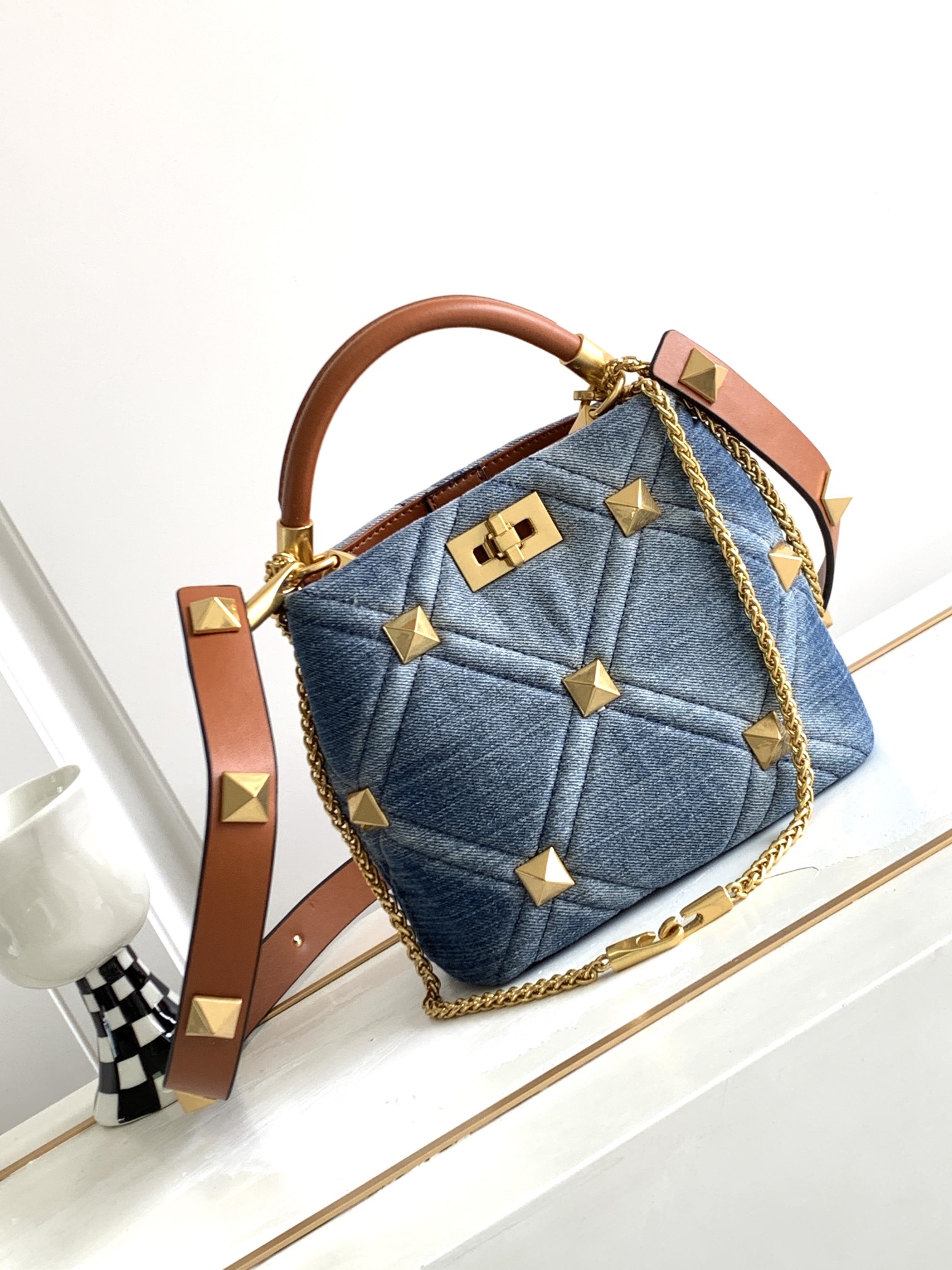 [TOP] VALENTINO Garavani Romanstud Bag with Handle 21x17x14cm - Denim