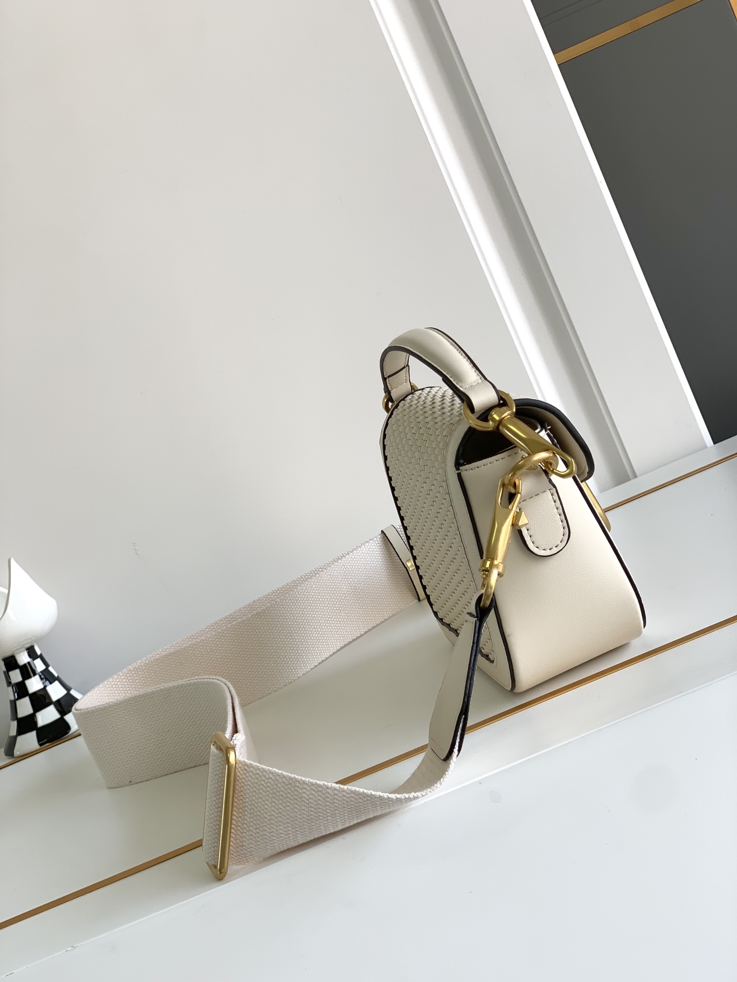 [TOP] VALENTINO Garavani Loco Bag Weave 21×18×8cm - 3 Colors