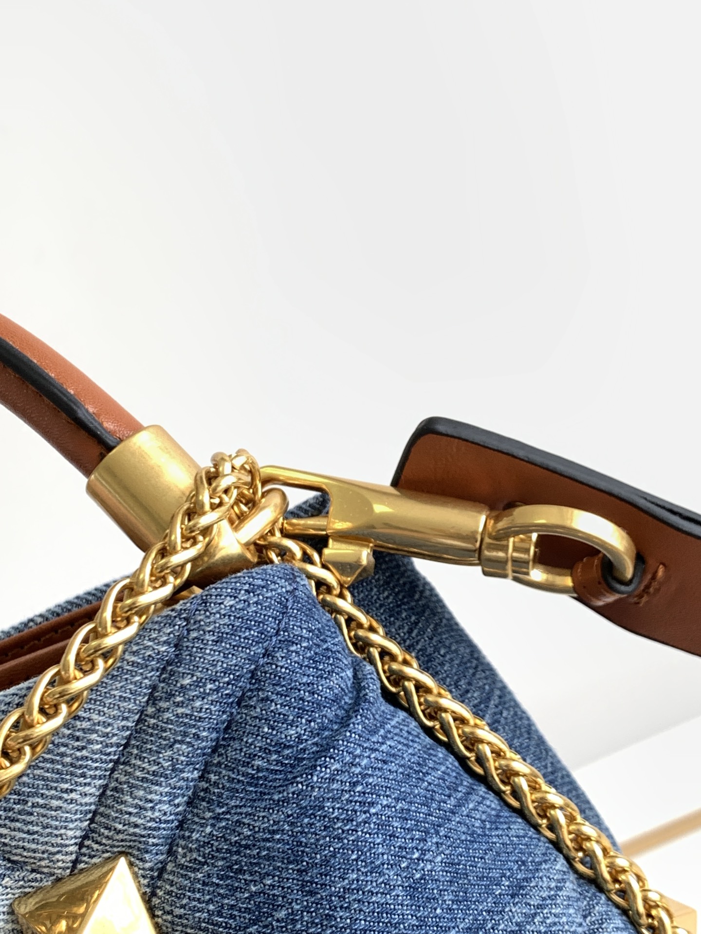 [TOP] VALENTINO Garavani Romanstud Bag with Handle 21x17x14cm - Denim