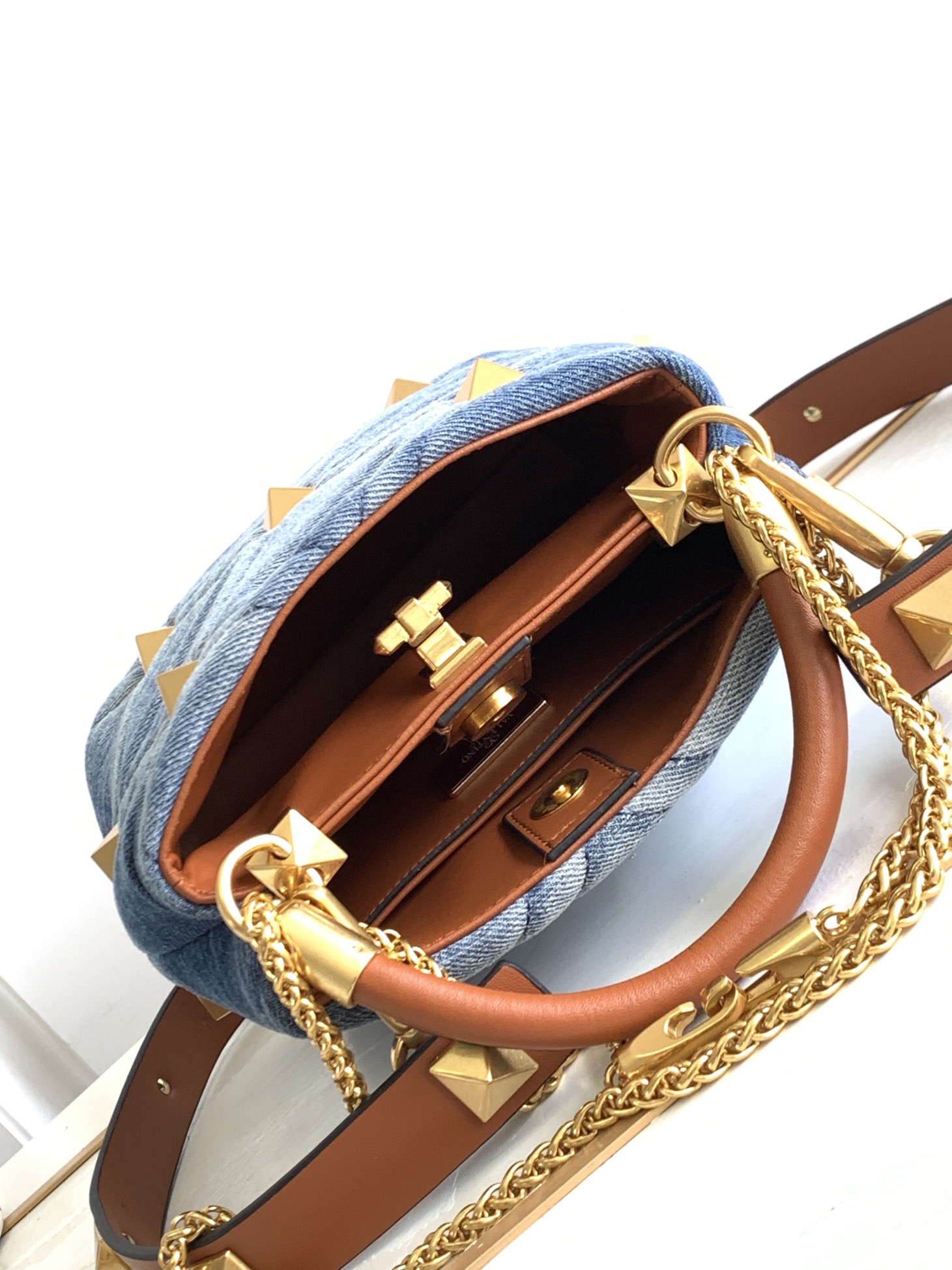 [TOP] VALENTINO Garavani Romanstud Bag with Handle 21x17x14cm - Denim