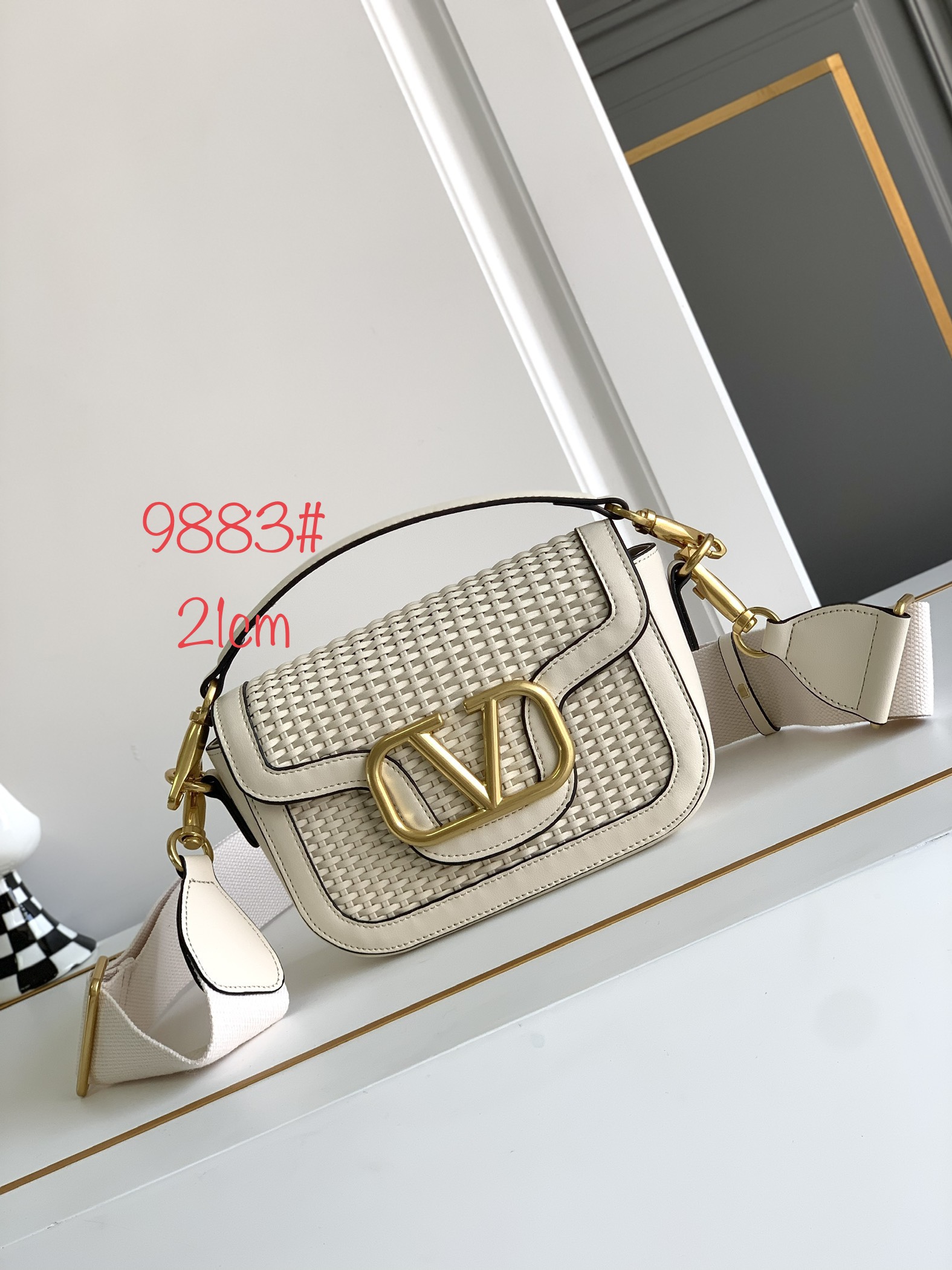 [TOP] VALENTINO Garavani Loco Bag Weave 21×18×8cm - 3 Colors