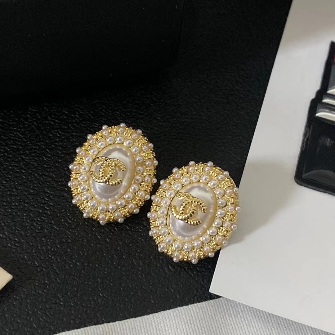 [TOP] CHANEL Stud Earrings