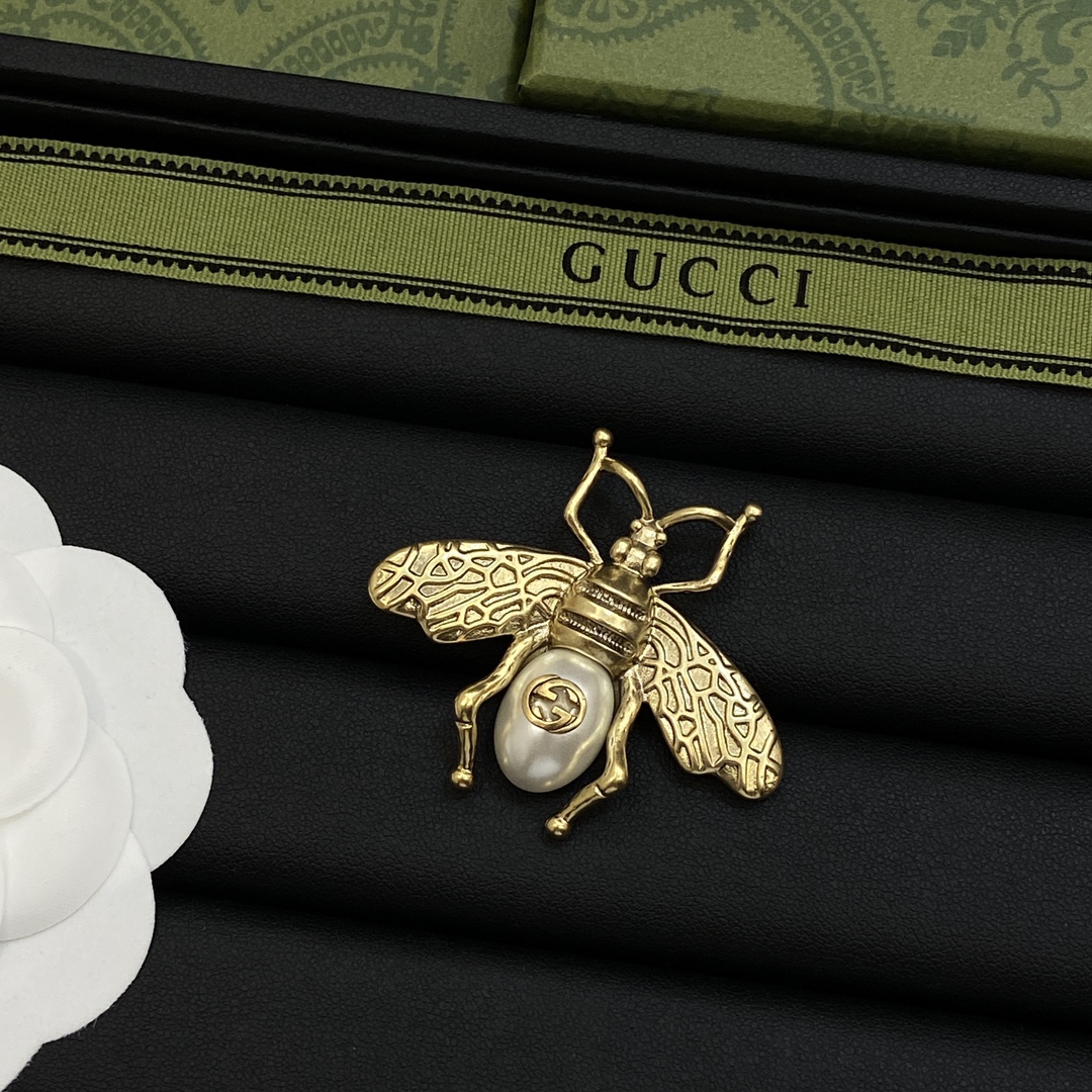 [TOP] GUCCI Bee Brooch - Gold