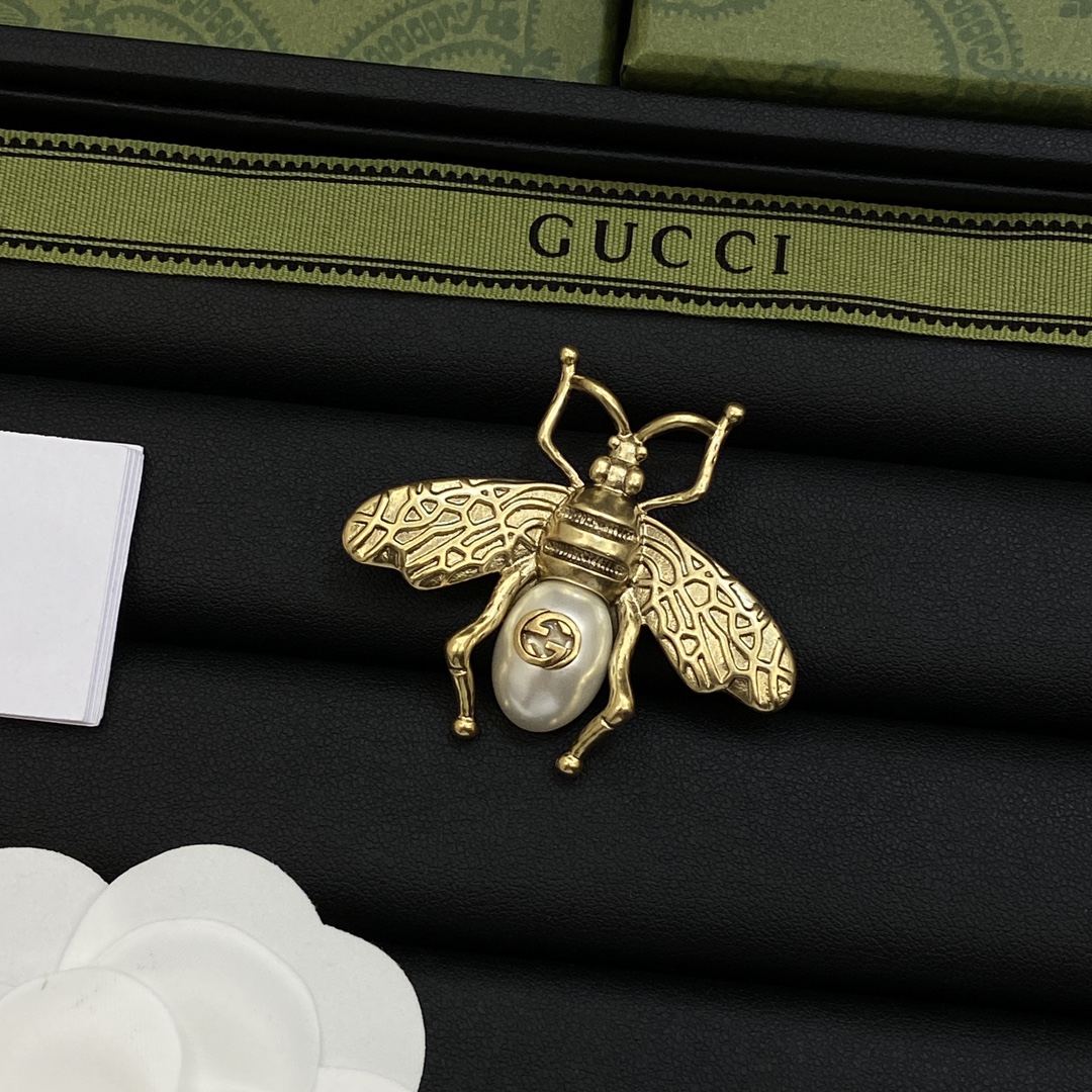 [TOP] GUCCI Bee Brooch - Gold
