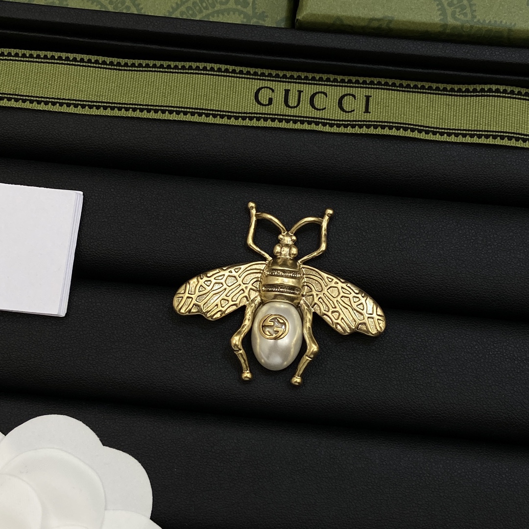 [TOP] GUCCI Bee Brooch - Gold