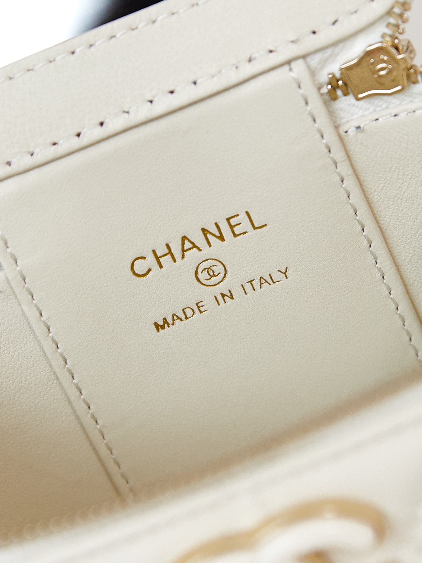 [TOP] CHANEL 23p Enamel Buckle Vanity Case 8.5*11*7cm - 5 Colour