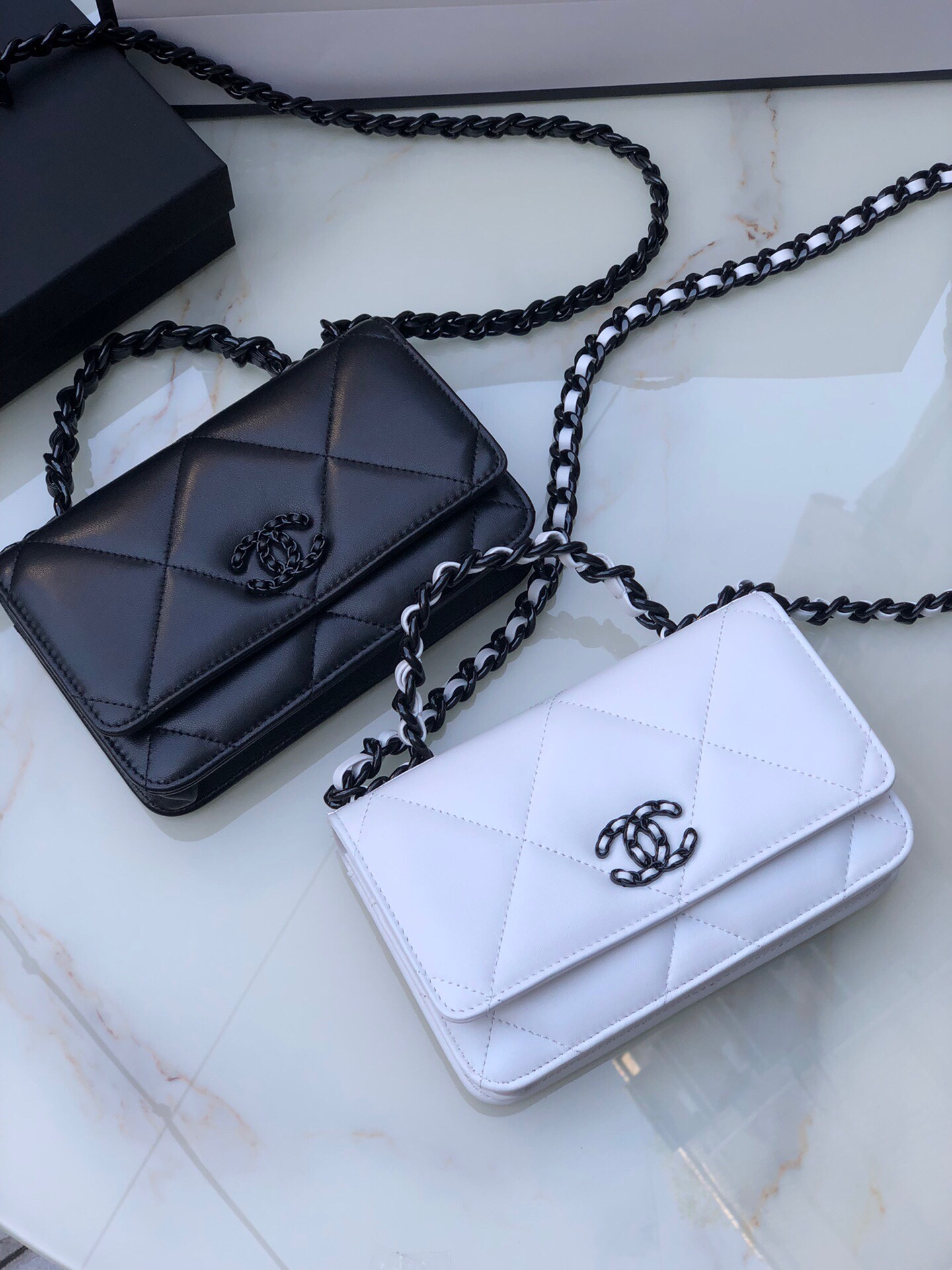 [TOP] CHANEL Calfskin 19 WOC Bags 19X11.5X7cm - Black/White