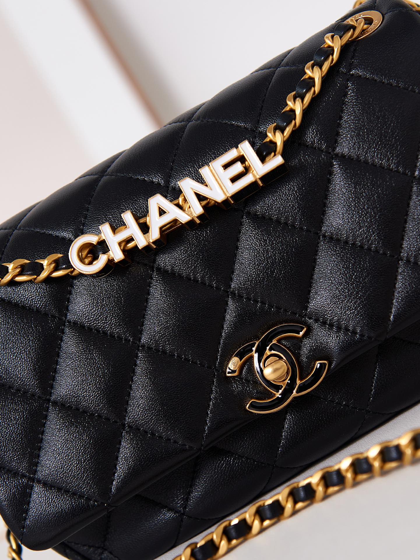 [TOP] CHANEL 24P Chain Leather Bag 15.5-23-8.5cm - Black&GHW