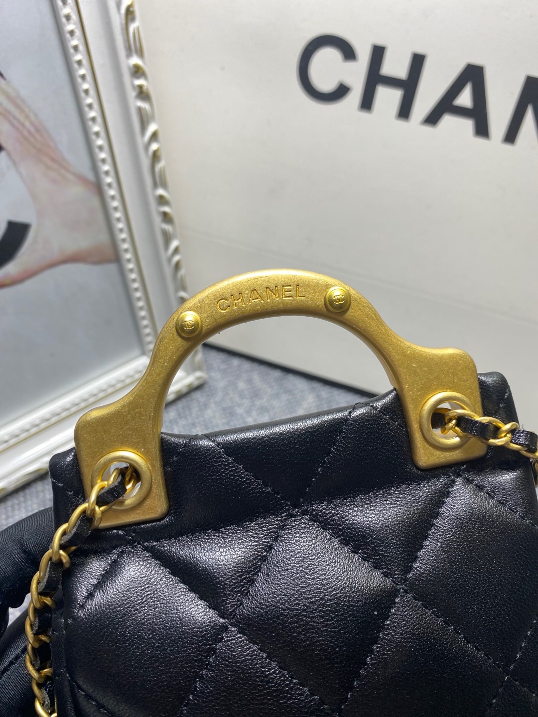 [TOP] CHANEL Lambskin Mini Chain Pack 11x10x3cm - 2 Sizes
