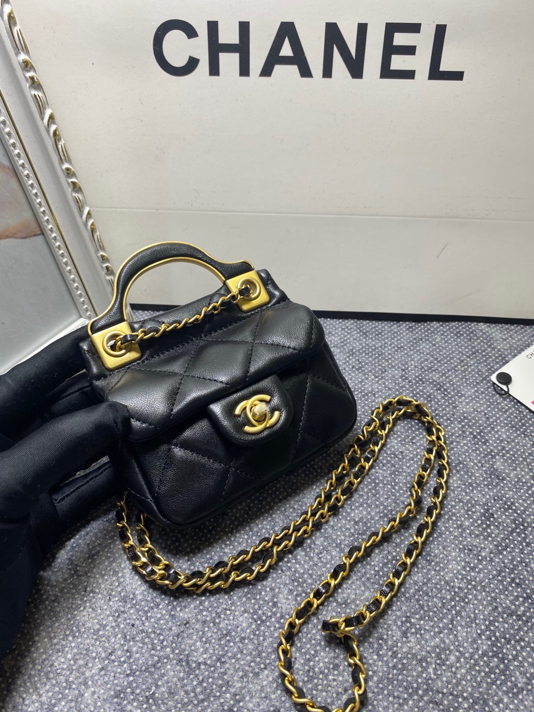 [TOP] CHANEL Lambskin Mini Chain Pack 11x10x3cm - 2 Sizes