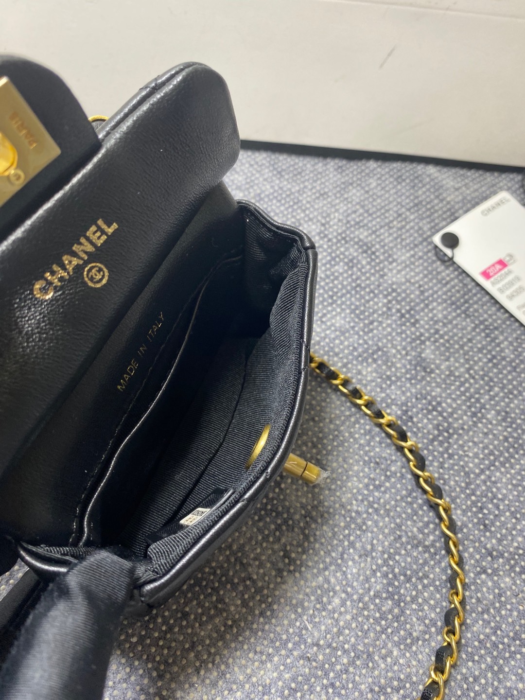 [TOP] CHANEL Lambskin Mini Chain Pack 11x10x3cm - 2 Sizes