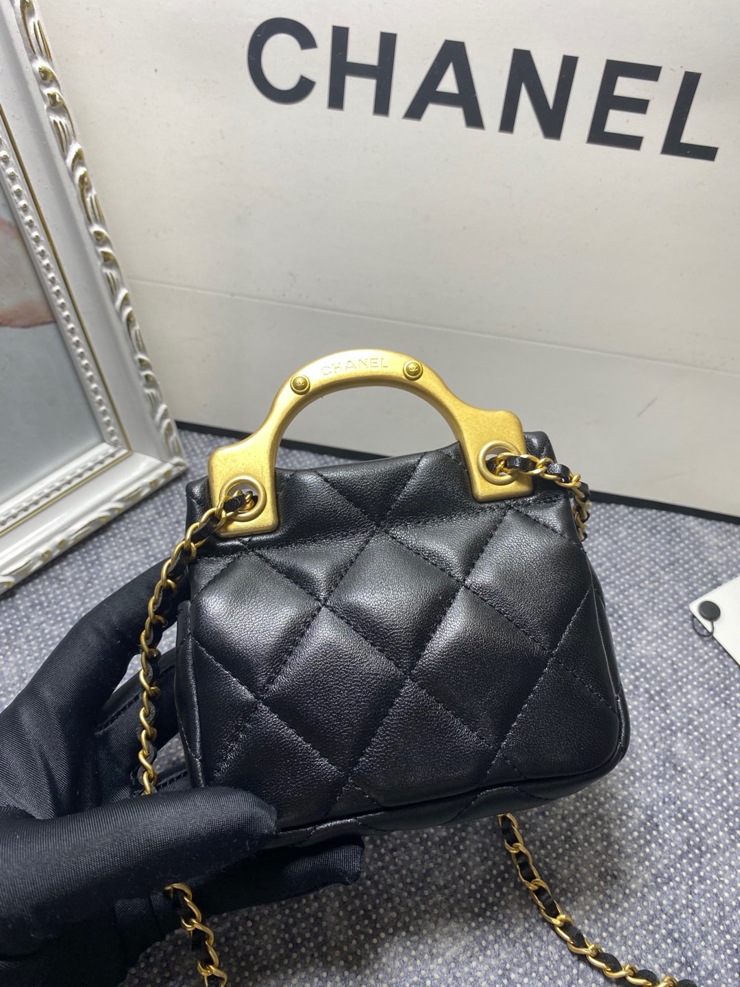 [TOP] CHANEL Lambskin Mini Chain Pack 11x10x3cm - 2 Sizes