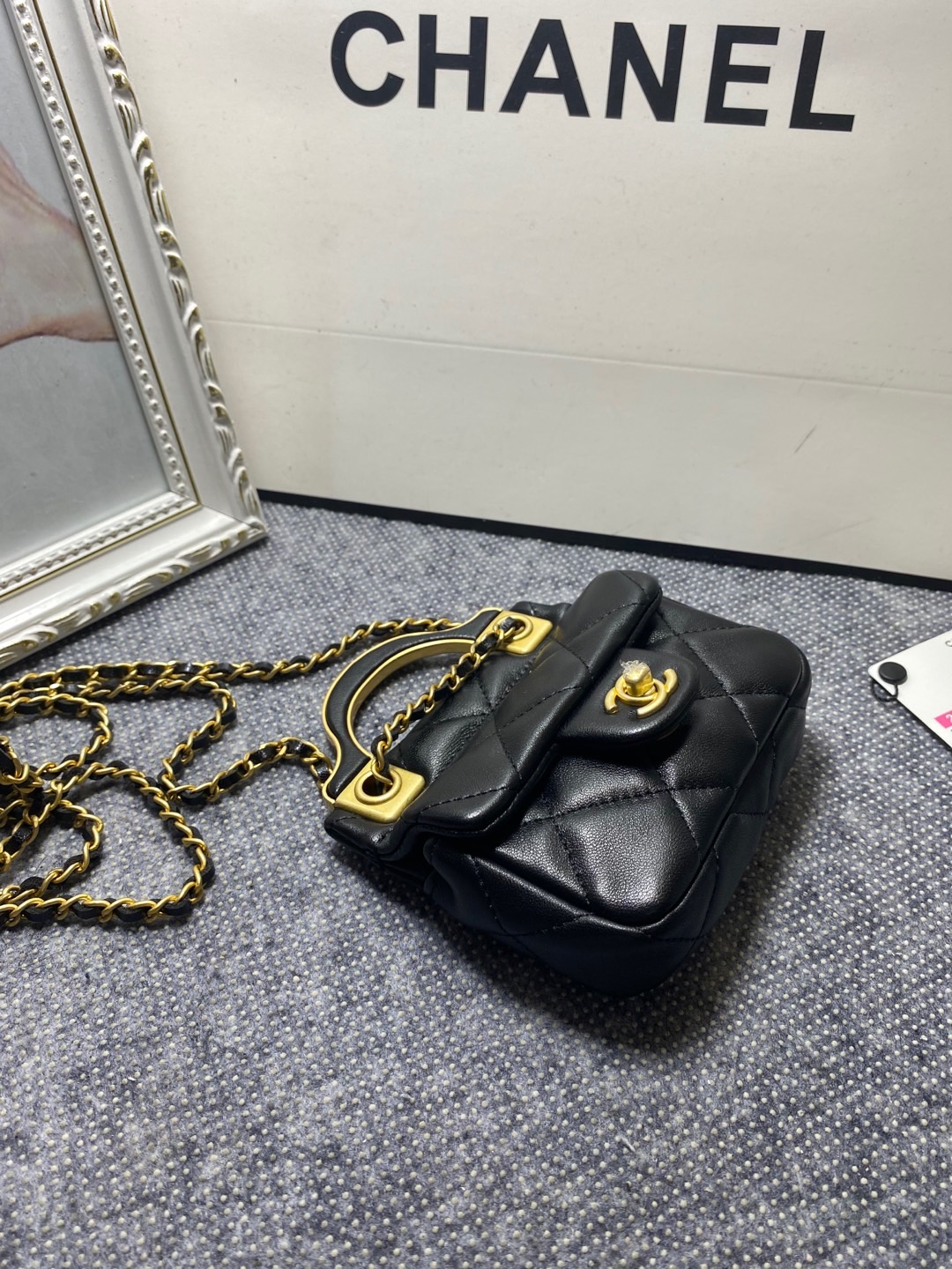 [TOP] CHANEL Lambskin Mini Chain Pack 11x10x3cm - 2 Sizes
