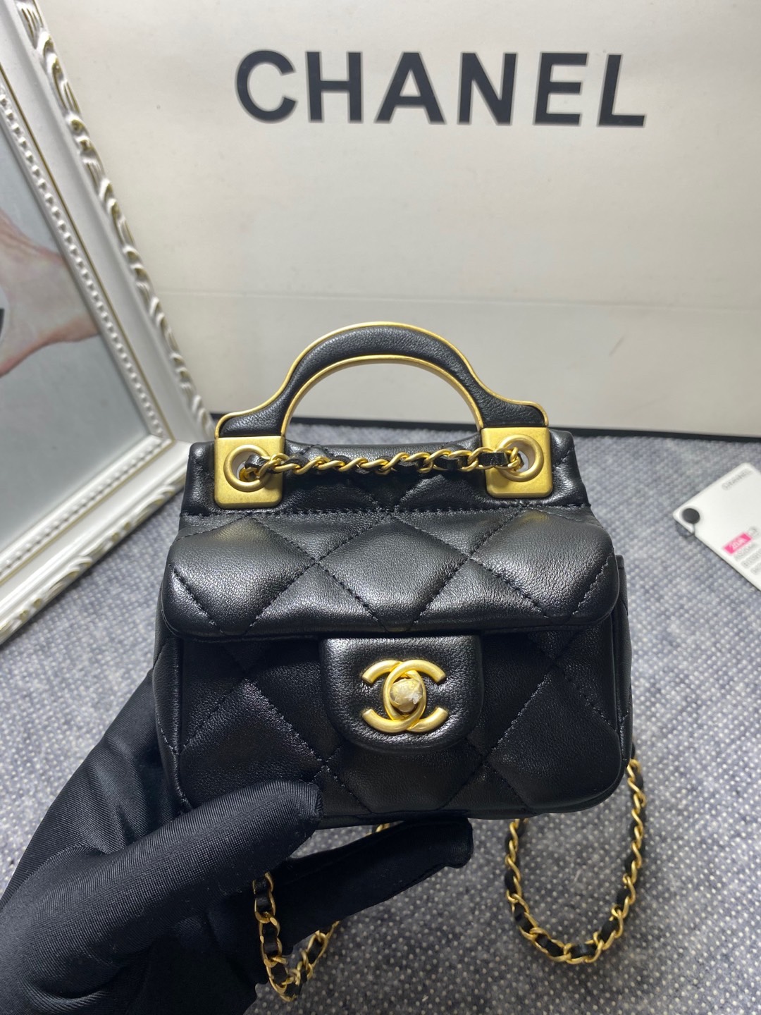 [TOP] CHANEL Lambskin Mini Chain Pack 11x10x3cm - 2 Sizes