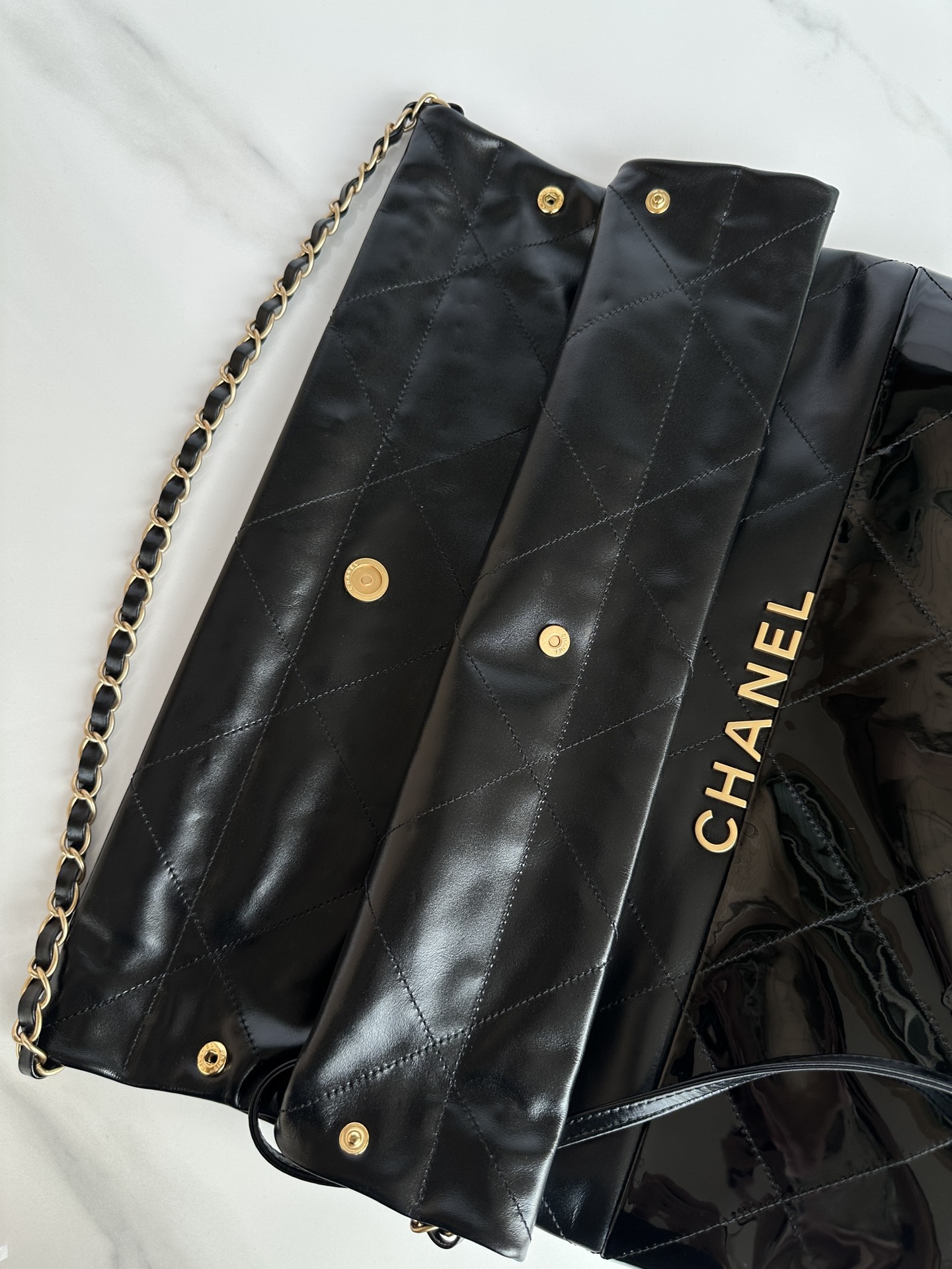 [TOP] CHANEL Lambskin Paired With Patent Leather 22 Bags 19x20x6cm/35x37x7cm/39x42x8cm - Black&GWH