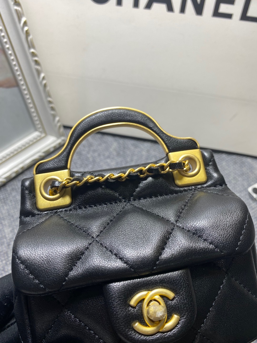 [TOP] CHANEL Lambskin Mini Chain Pack 11x10x3cm - 2 Sizes