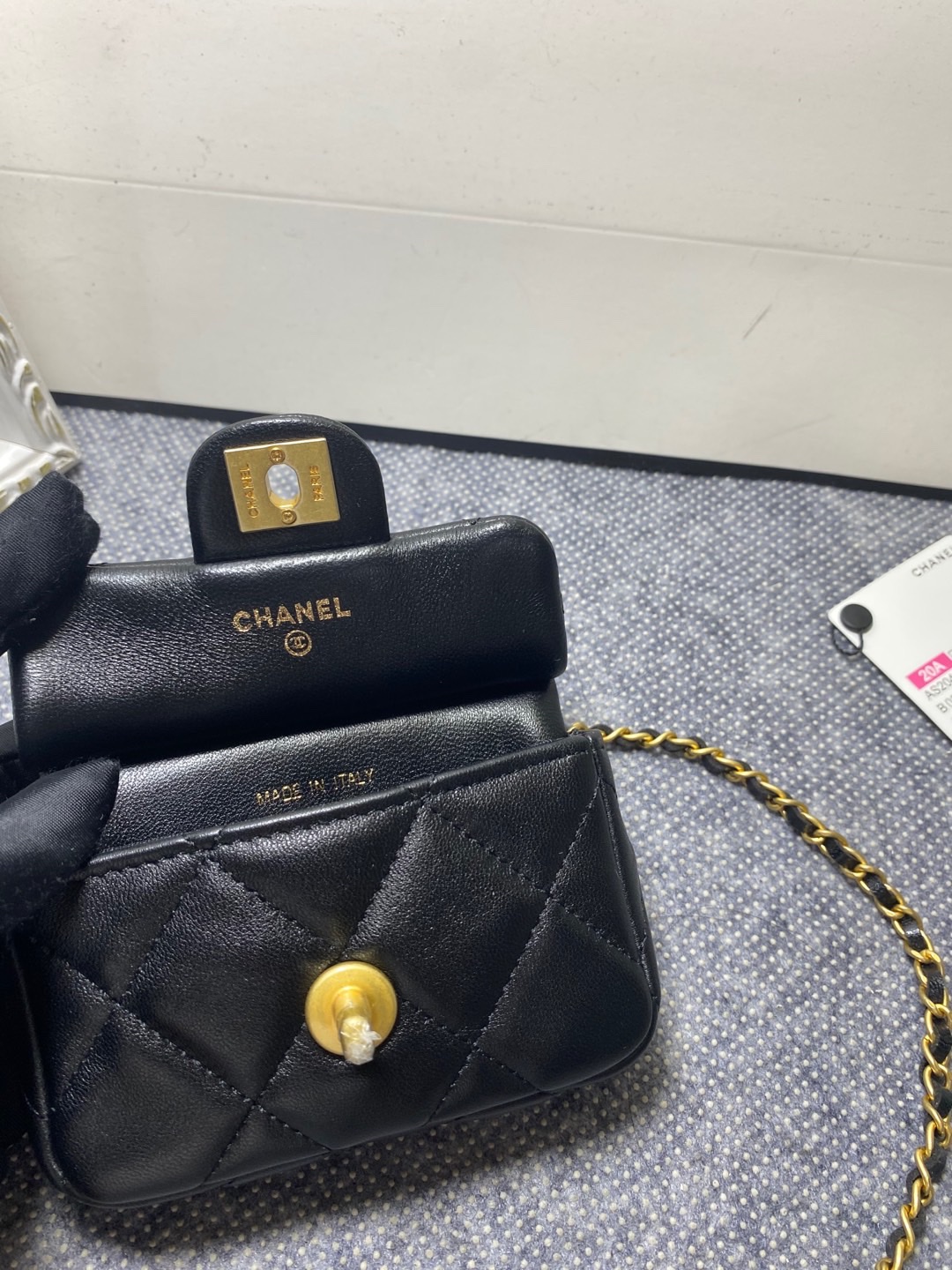 [TOP] CHANEL Lambskin Mini Chain Pack 11x10x3cm - 2 Sizes