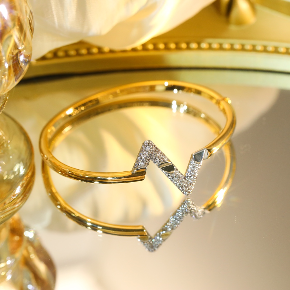 [TOP] Louis Vuitton LV Impulse Bracelet w Stones - Gold