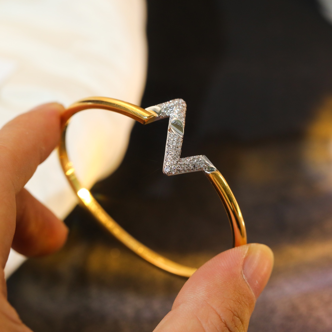 [TOP] Louis Vuitton LV Impulse Bracelet w Stones - Gold