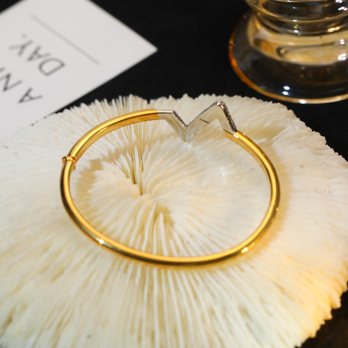 [TOP] Louis Vuitton LV Impulse Bracelet w Stones - Gold