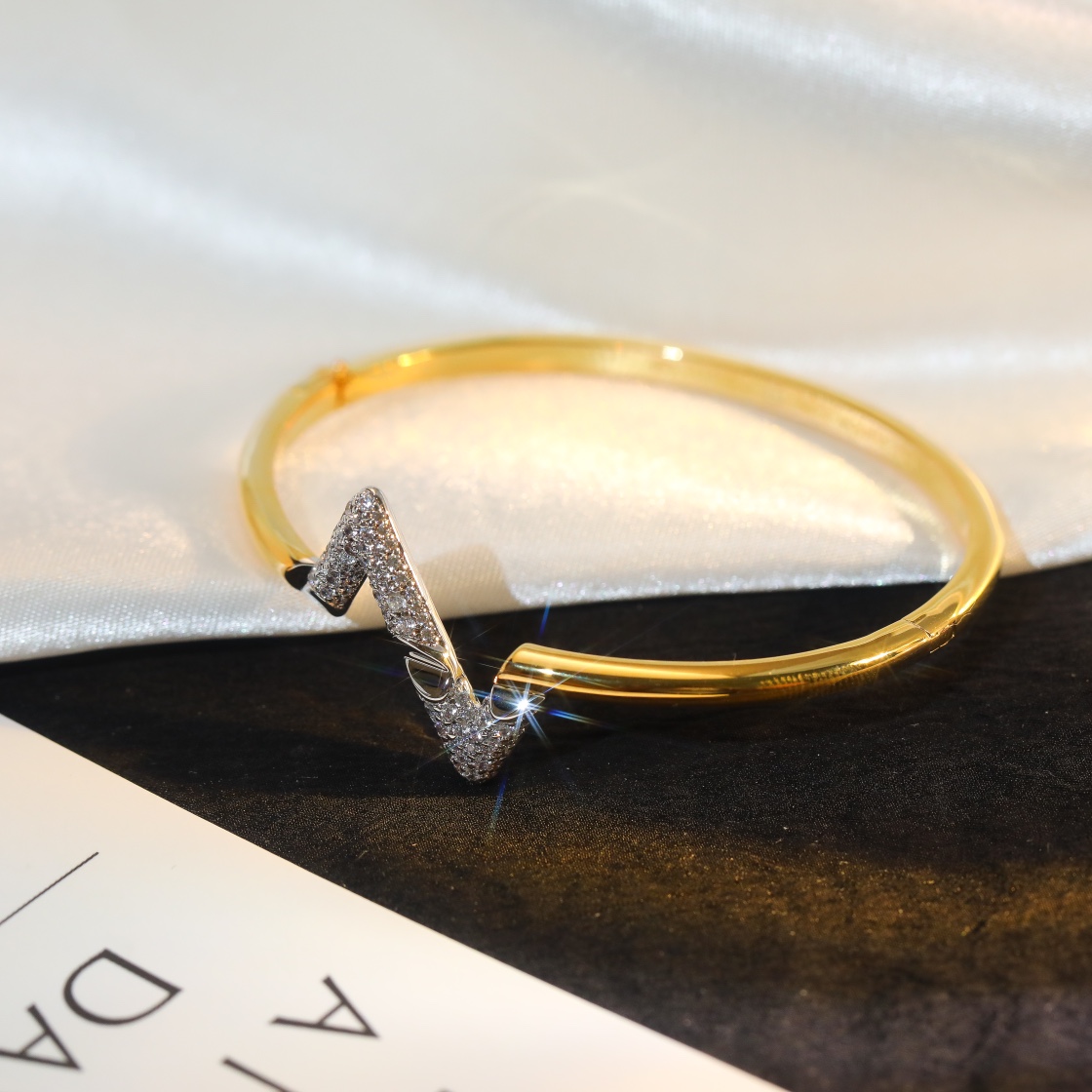 [TOP] Louis Vuitton LV Impulse Bracelet w Stones - Gold