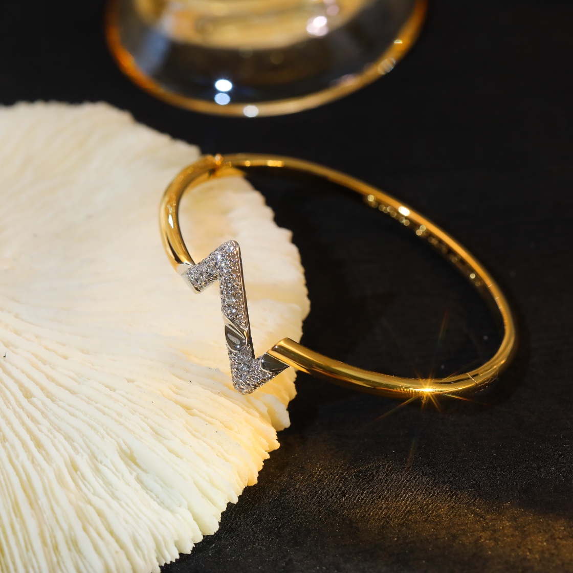 [TOP] Louis Vuitton LV Impulse Bracelet w Stones - Gold