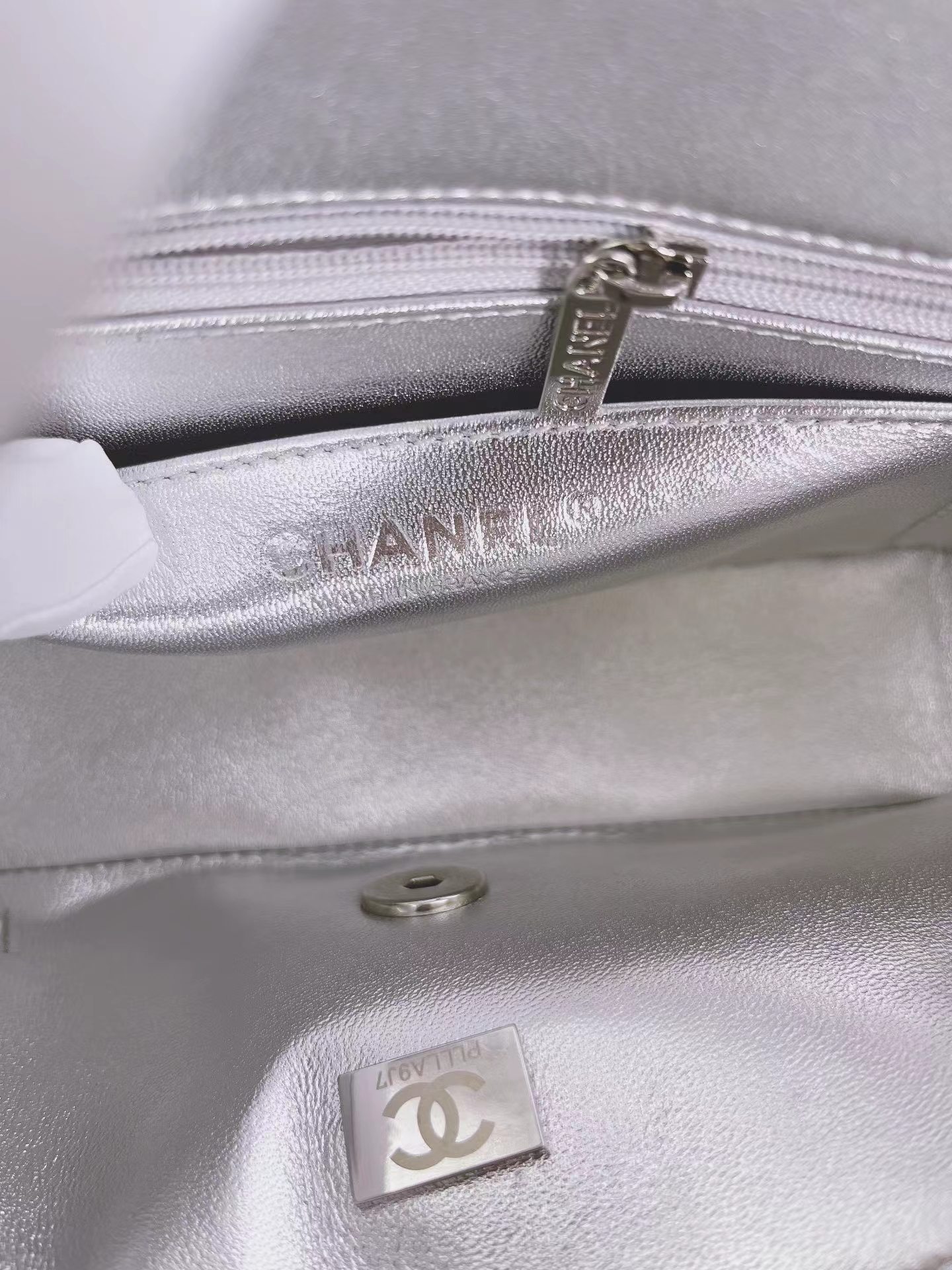 [TOP] CHANEL Classic Flap Bag 20cm - Silver