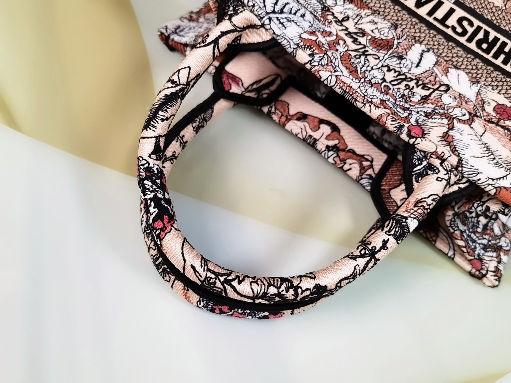 [TOP] Christian Dior Magic Garden Embroidery Tote Bags 26.5CM/36.5CM - 2 Sizes