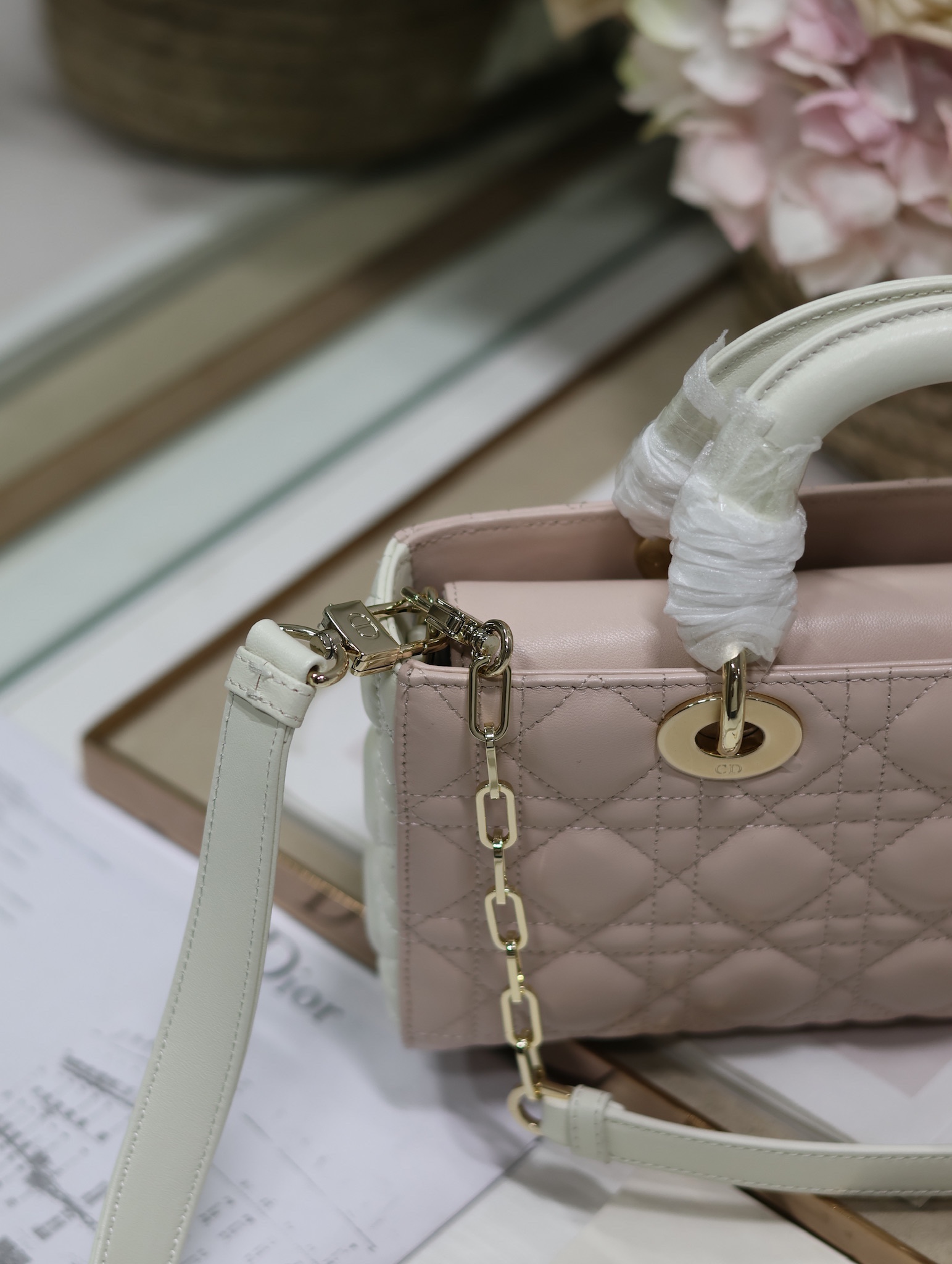 [TOP] Christian Dior Soft Lambskin Lady D-Joy Bags - Pink Paired With White 22.5×6×11.5cm/26×6×14cm - GHW