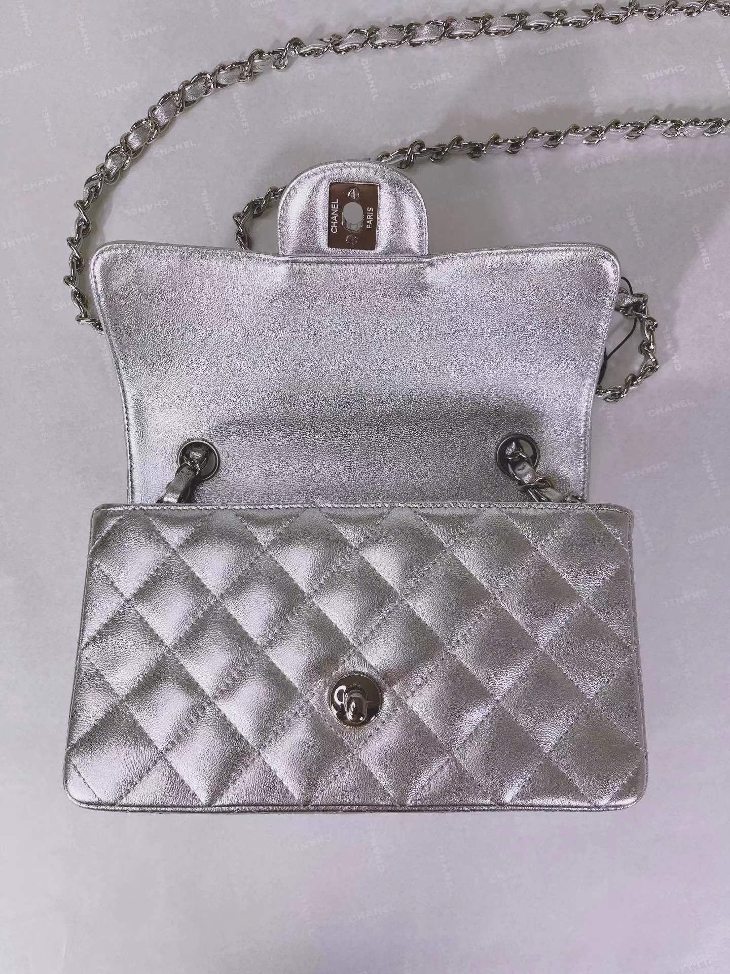 [TOP] CHANEL Classic Flap Bag 20cm - Silver