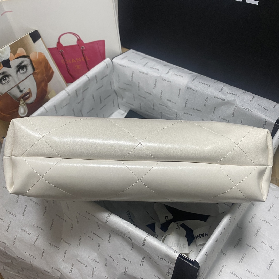 [TOP] CHANEL Gradient Shiny 22 Bags 19x20x6cm/35x37x7cm - White