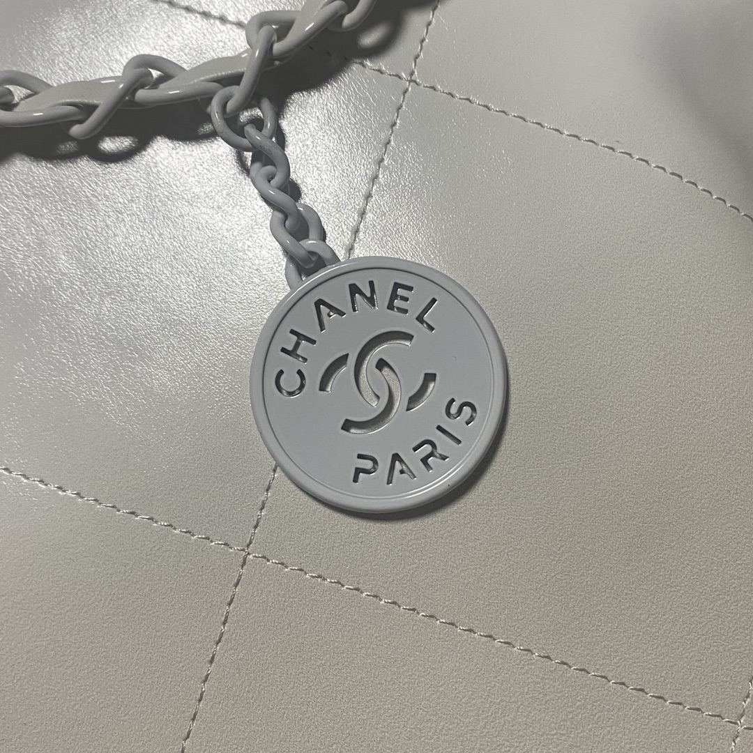 [TOP] CHANEL Gradient Shiny 22 Bags 19x20x6cm/35x37x7cm - White