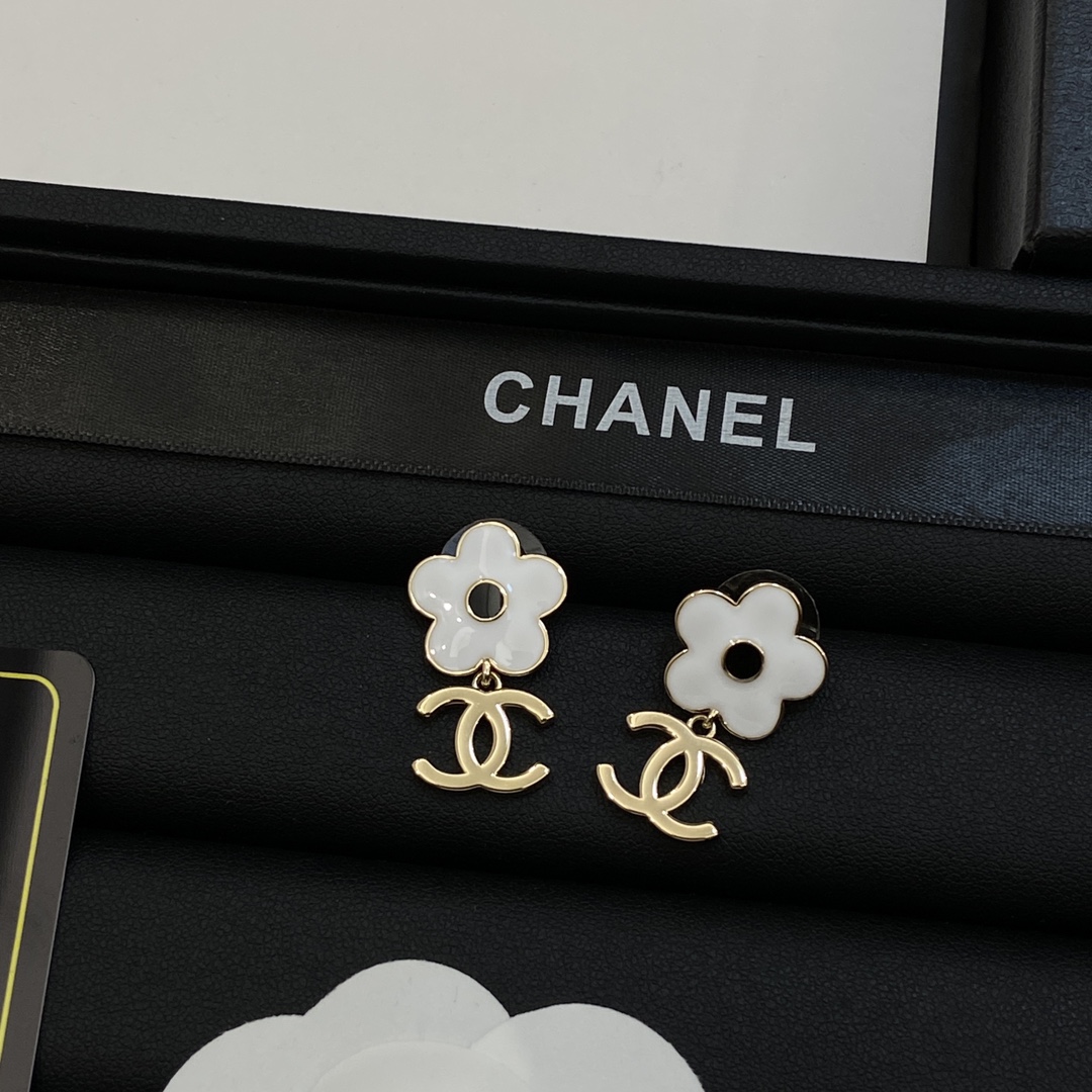 [TOP] CHANEL CC Flower Shape Earrings - Gold & White