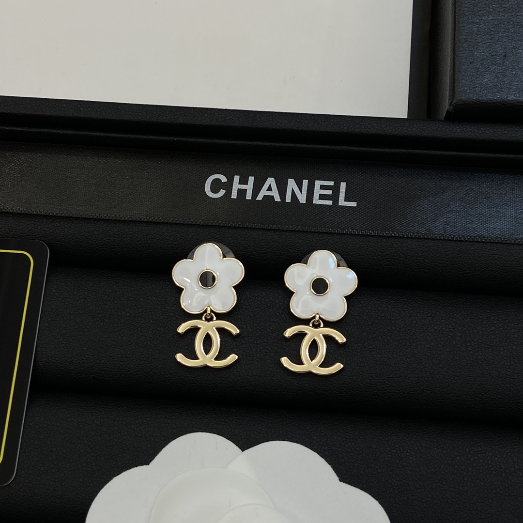 [TOP] CHANEL CC Flower Shape Earrings - Gold & White