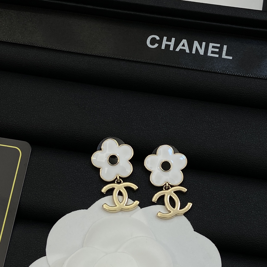 [TOP] CHANEL CC Flower Shape Earrings - Gold & White