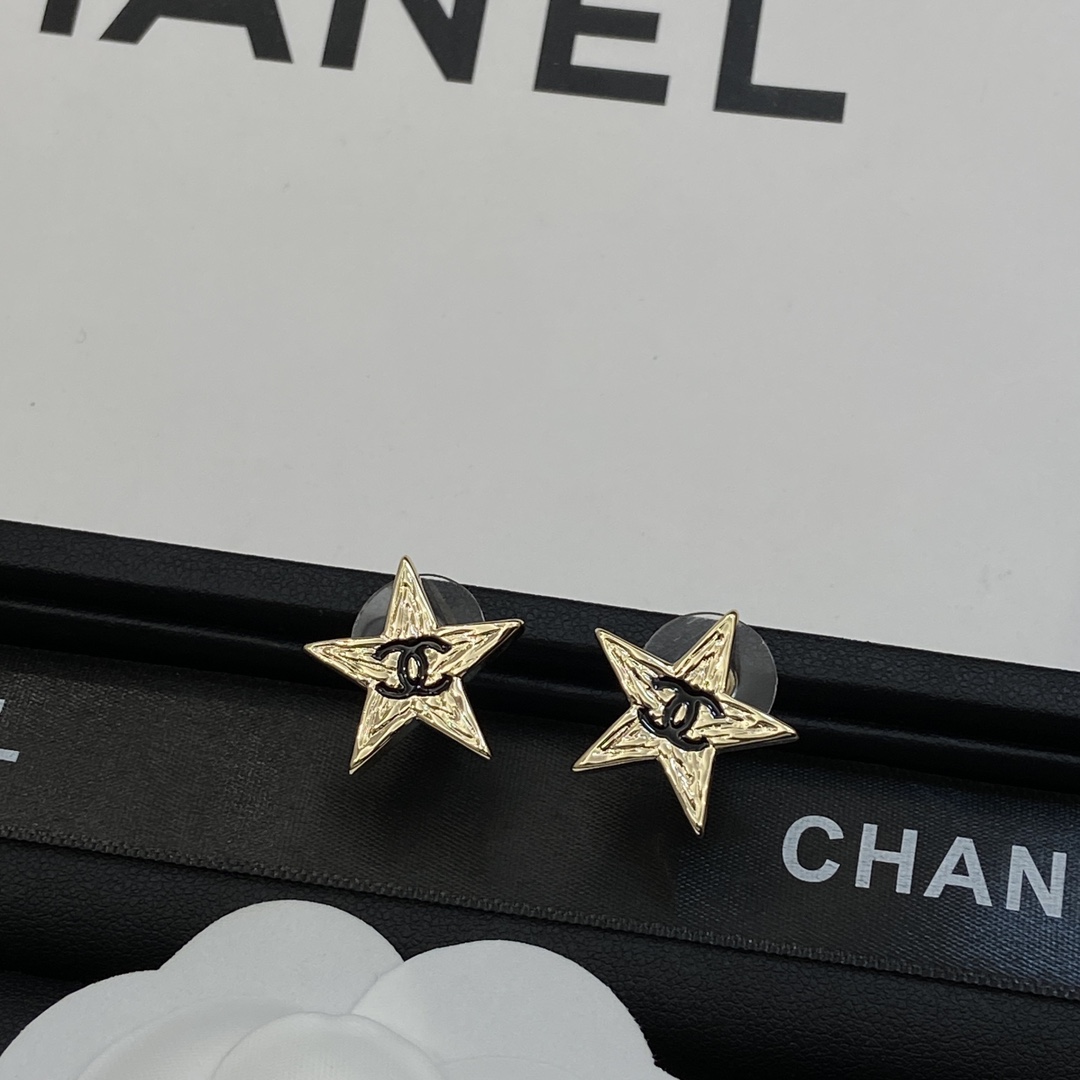 [TOP] CHANEL Star Shape Earrings - Gold