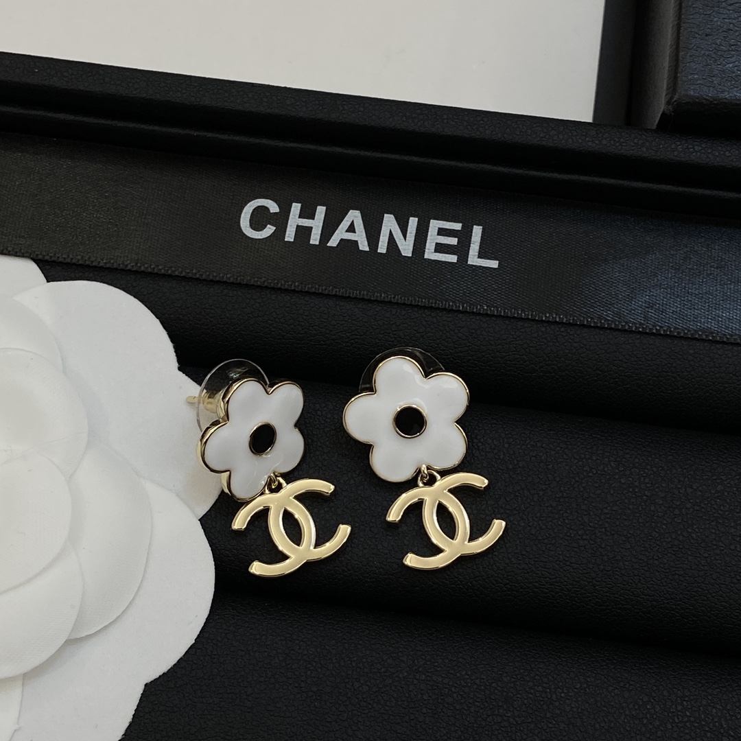 [TOP] CHANEL CC Flower Shape Earrings - Gold & White