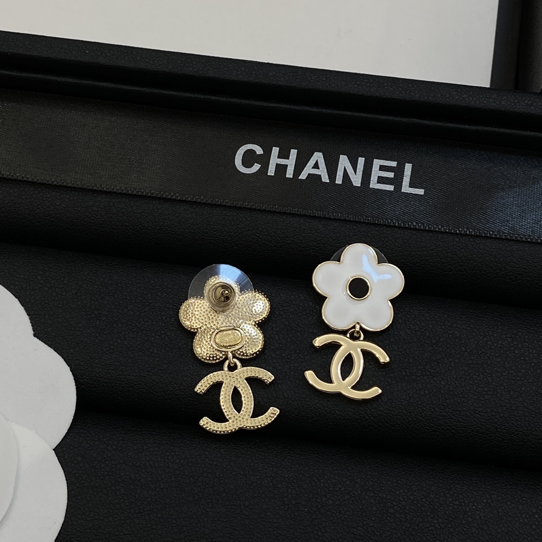 [TOP] CHANEL CC Flower Shape Earrings - Gold & White