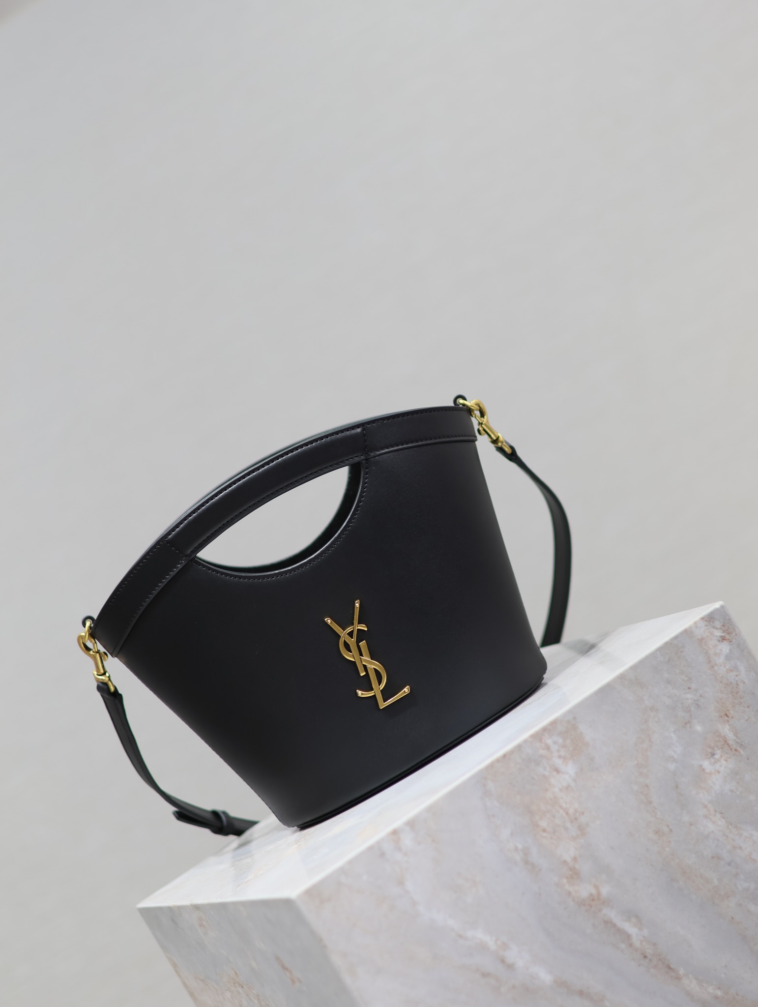 [TOP] Yves Saint Laurent YSL New Tote Fan-Shaped Vegetable Basket Bag 30X20X10.5cm - Black&GHW