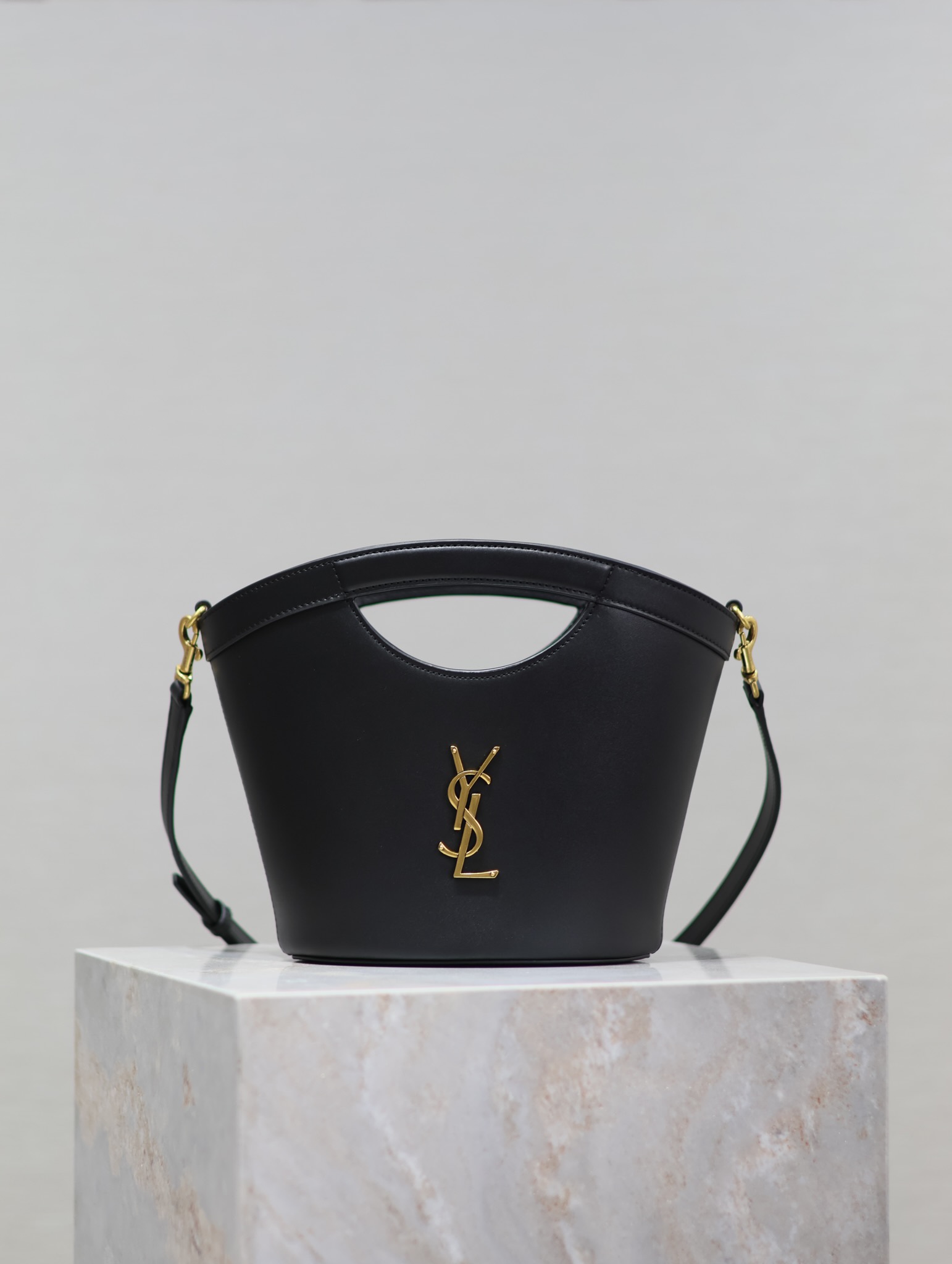 [TOP] Yves Saint Laurent YSL New Tote Fan-Shaped Vegetable Basket Bag 30X20X10.5cm - Black&GHW