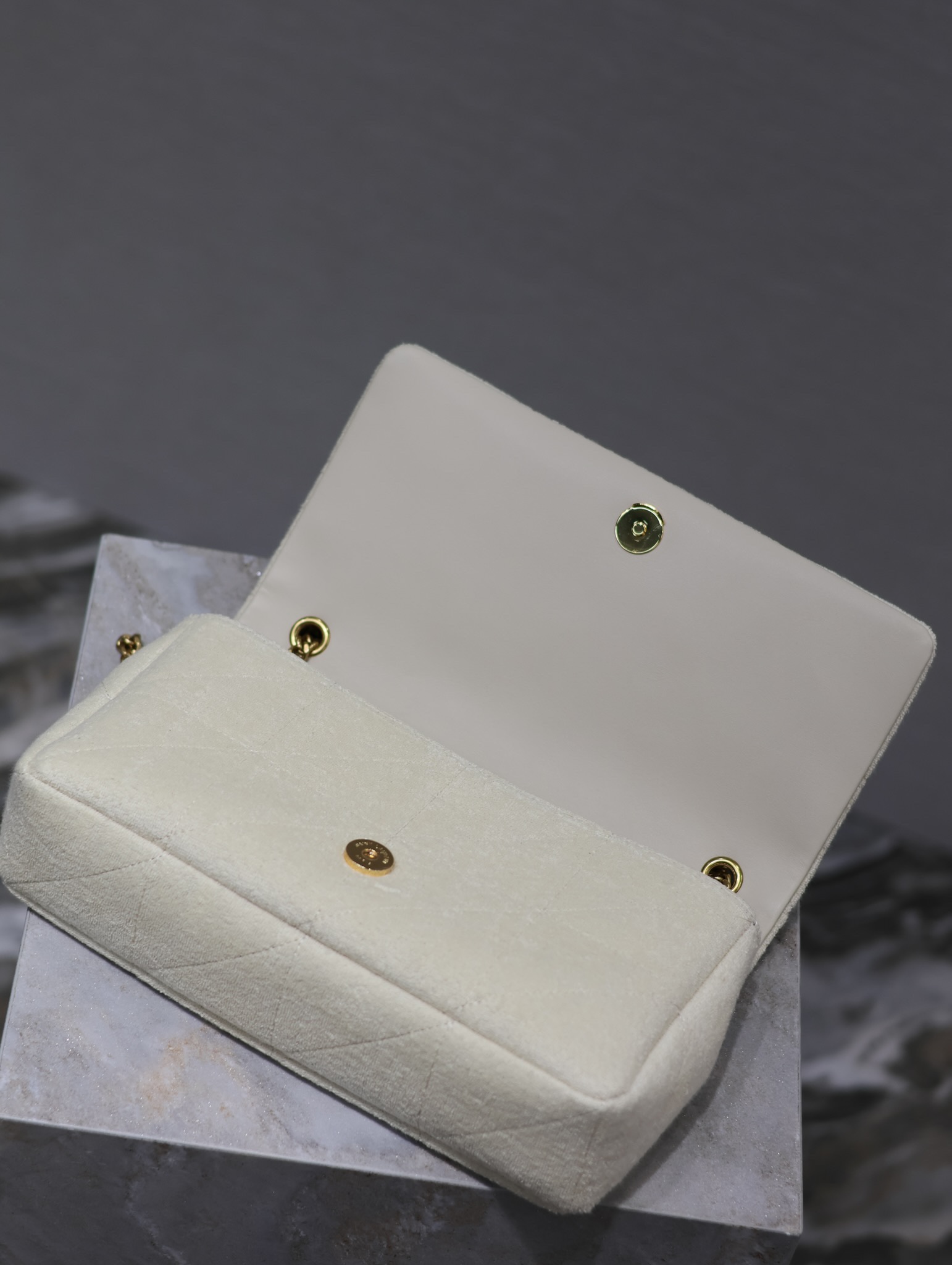 [TOP] Yves Saint Laurent YSL Knitted Towel Fabric With Calfskin Chain Bag 25×15×7.5cm - White