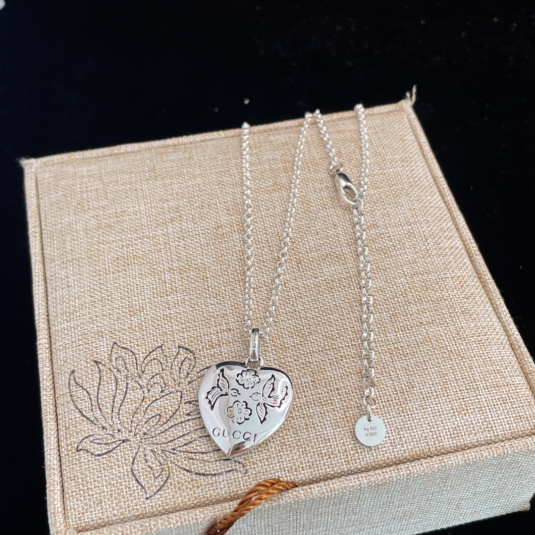 [TOP] GUCCI Heart Necklace - Silver