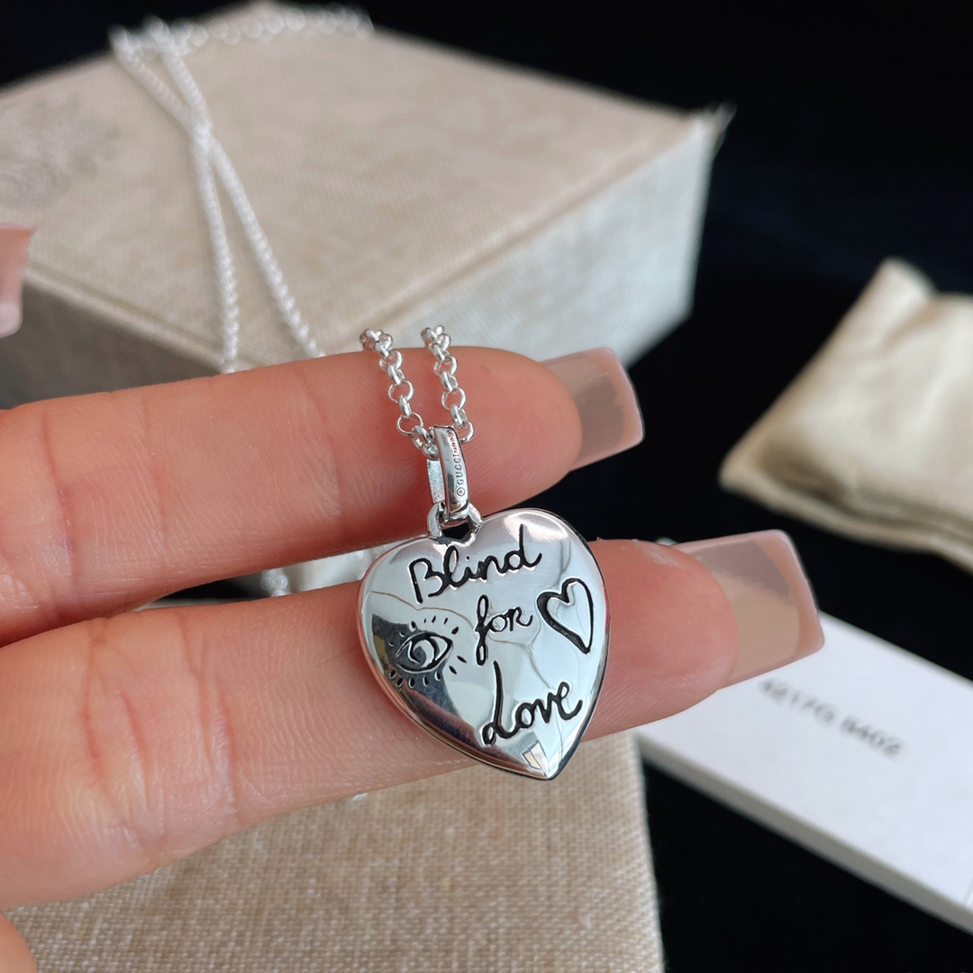 [TOP] GUCCI Heart Necklace - Silver