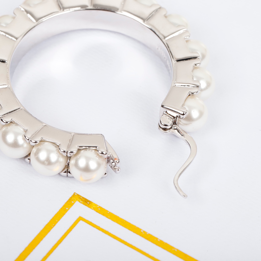 [TOP] Miu Miu Pearl Earring