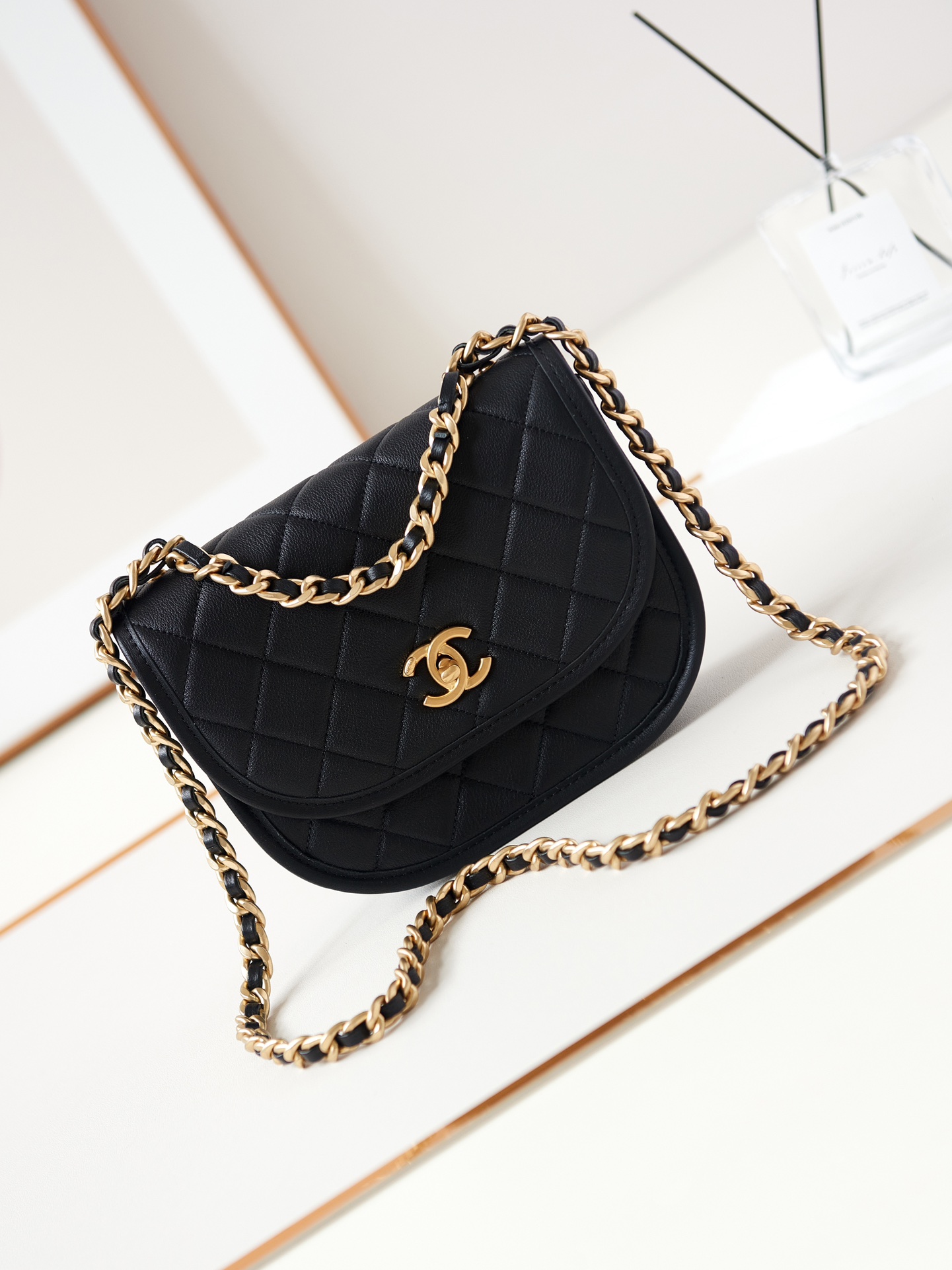 [TOP] CHANEL Saddle Bag Cowhide 15.5x21x6.5cm/16.5x23.5x5.5cm - 2 Color
