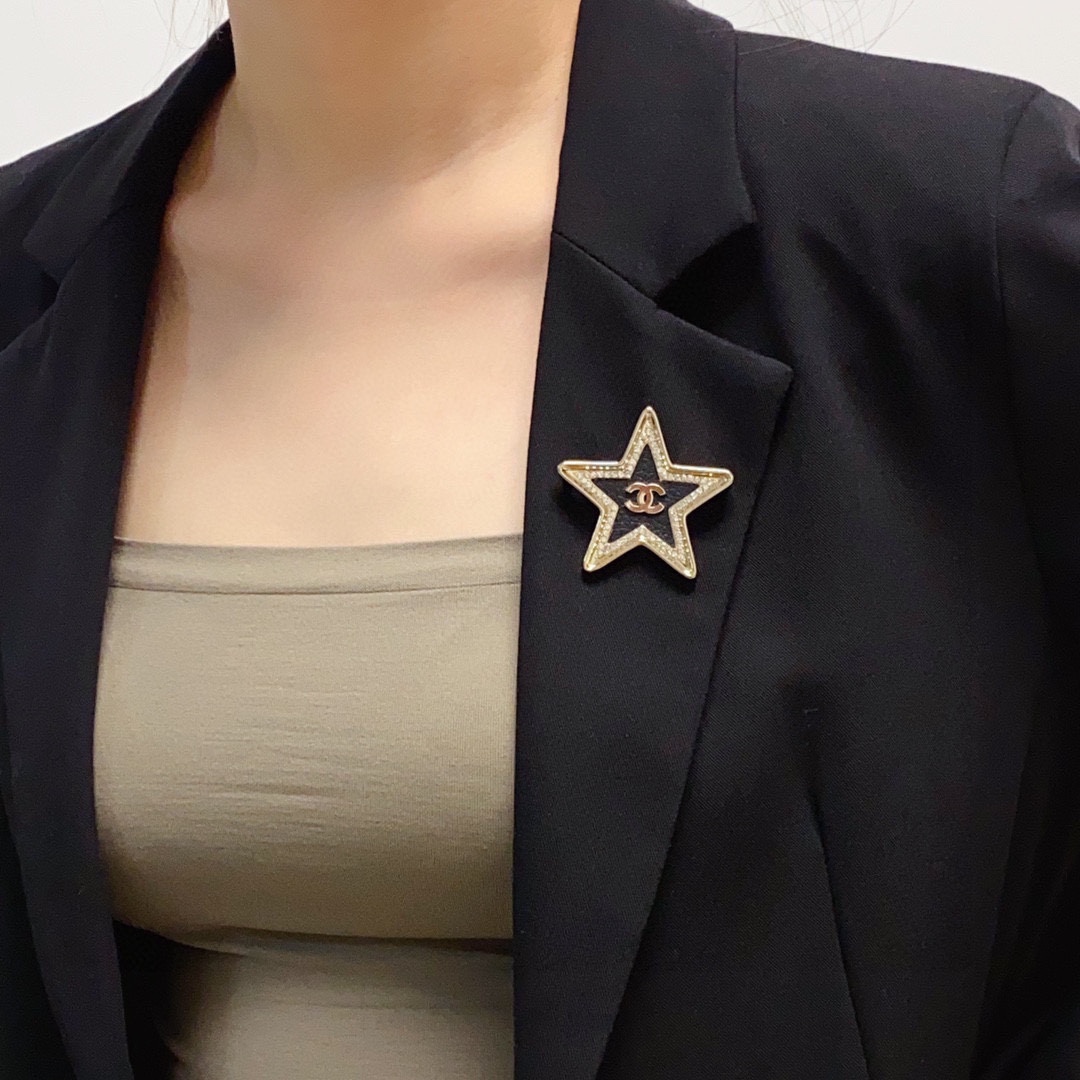 [TOP] CHANEL Five Pointed Star Studded Leather Brooch
